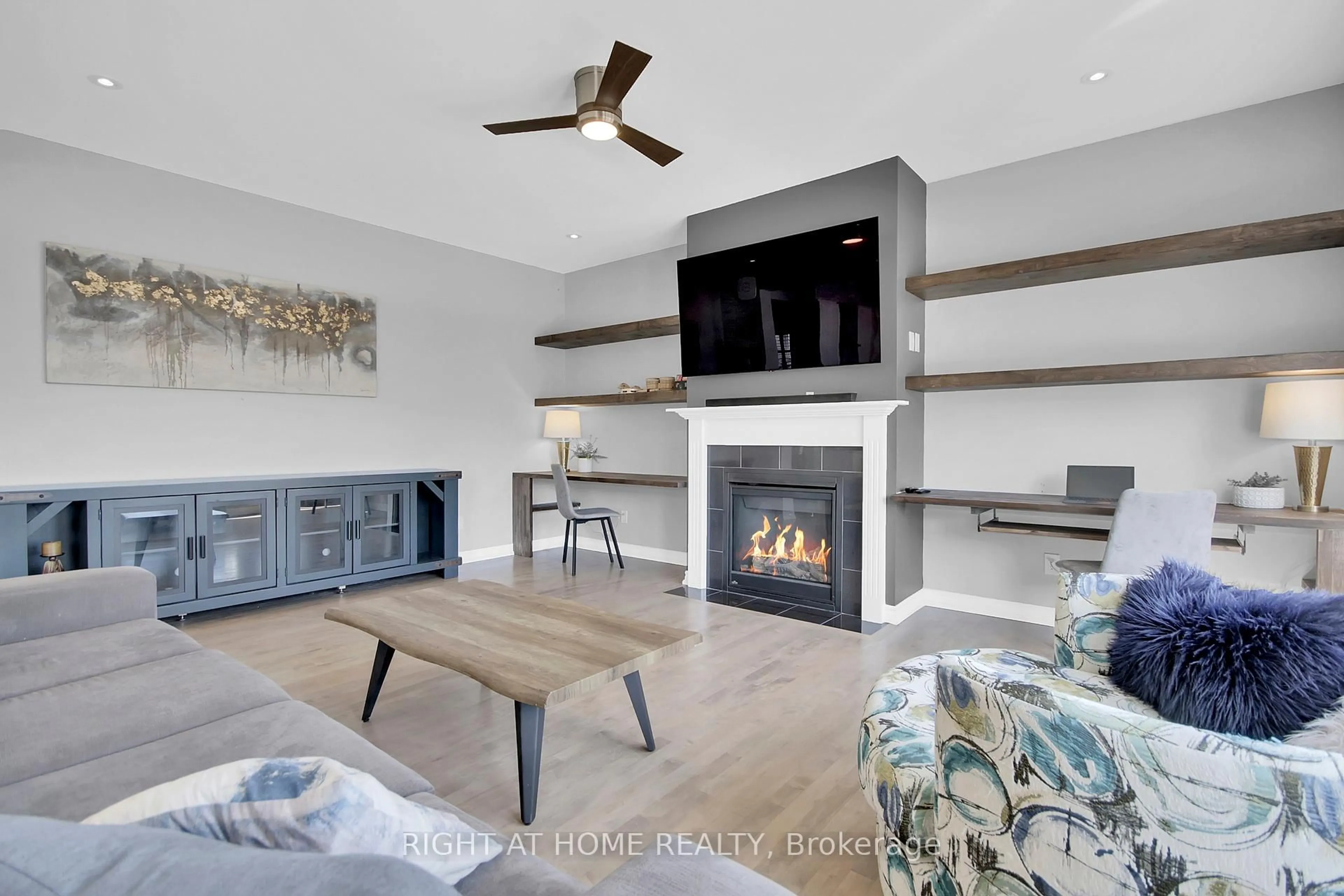 Living room with furniture, unknown for 68 Pelham Cres, Richmond Ontario K0A 2Z0