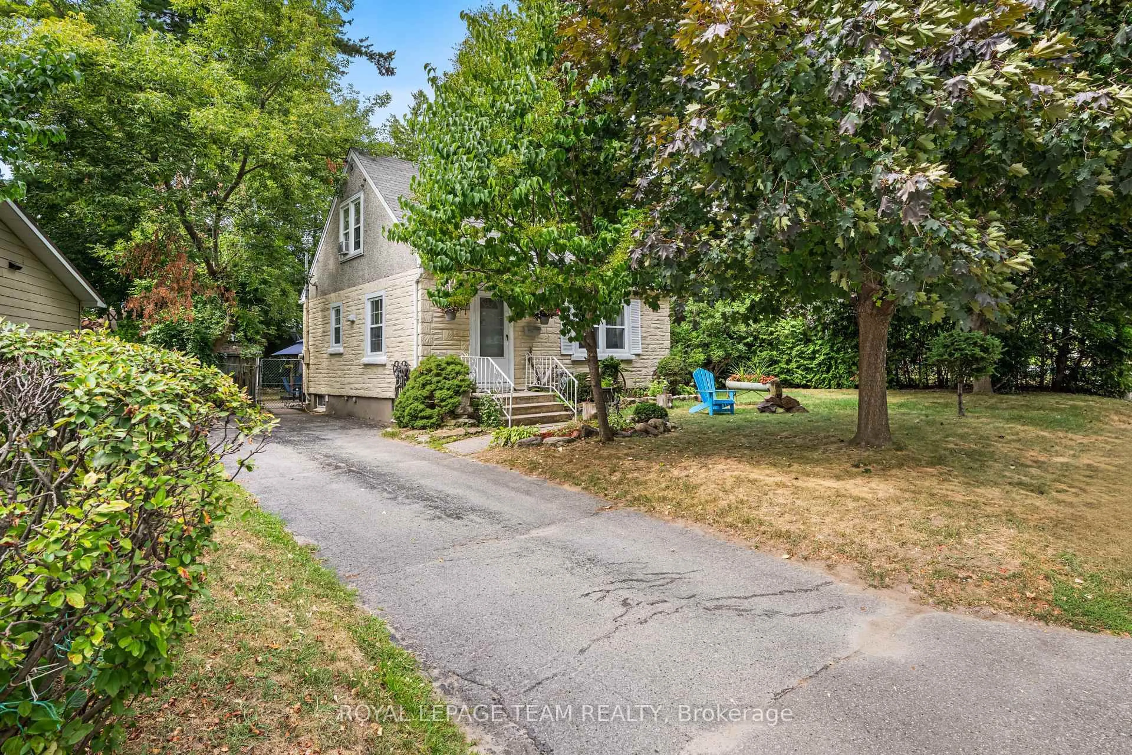 A pic from outside/outdoor area/front of a property/back of a property/a pic from drone, street for 158 Anna Ave, Ottawa Ontario K1Z 7V2