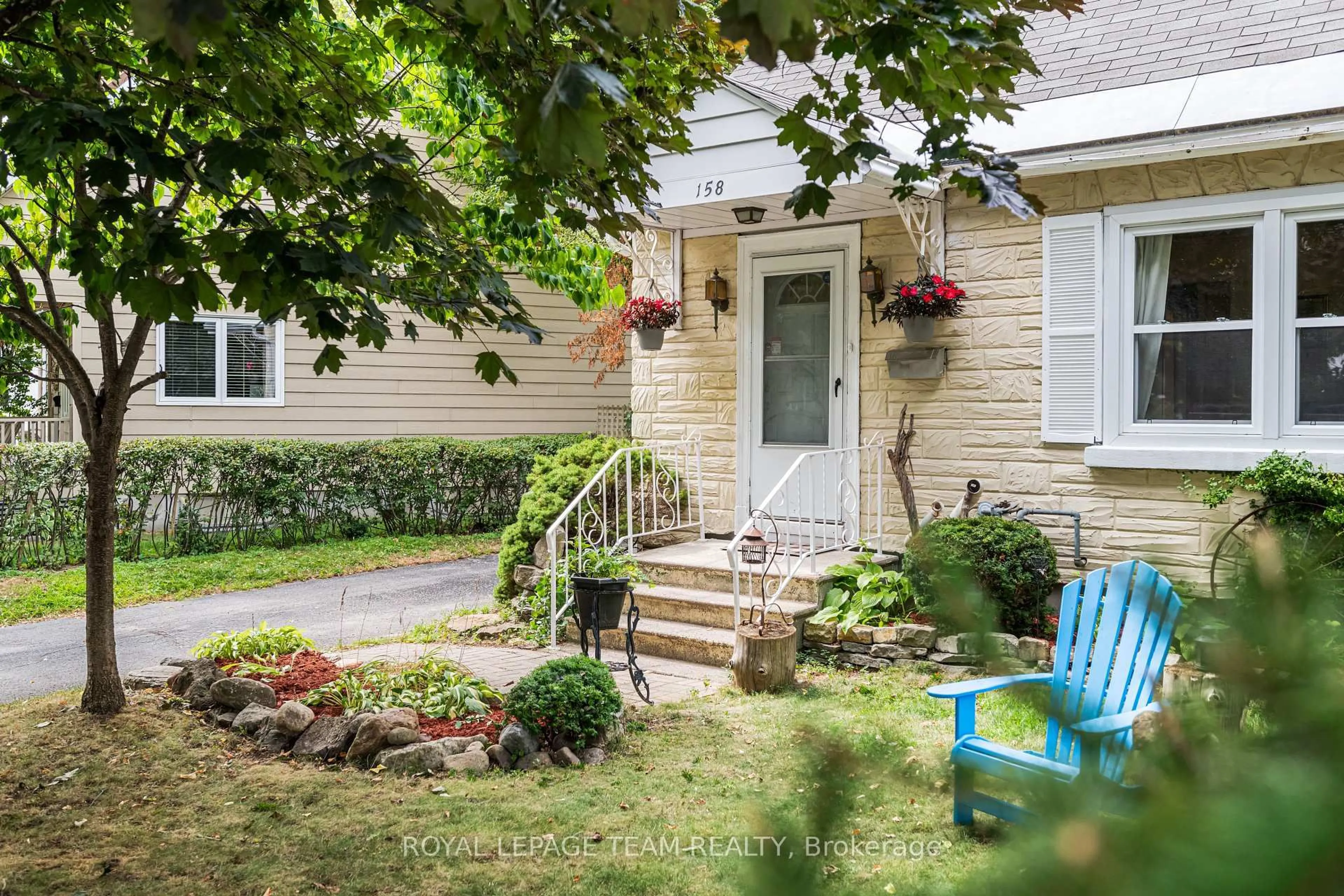 Patio, street for 158 Anna Ave, Ottawa Ontario K1Z 7V2