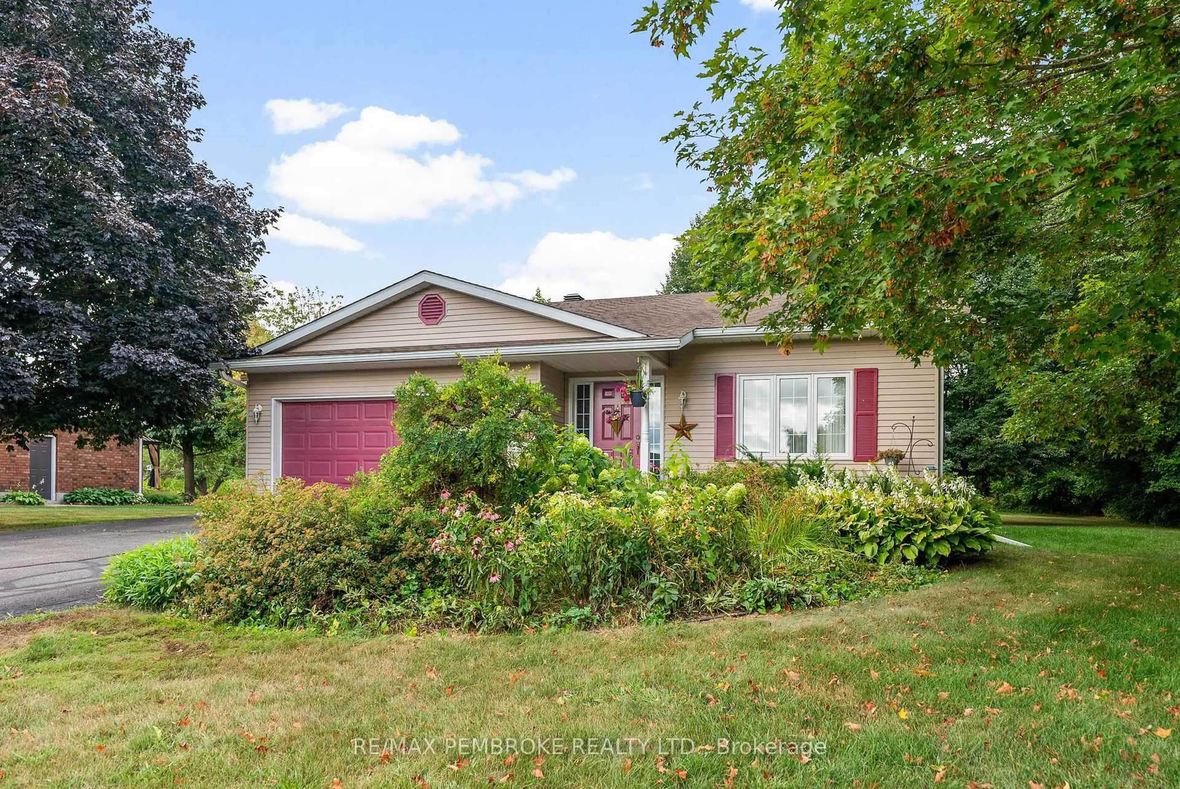 Home with vinyl exterior material, street for 114 Stoneyfield Rd, Pembroke Ontario K8B 1B7