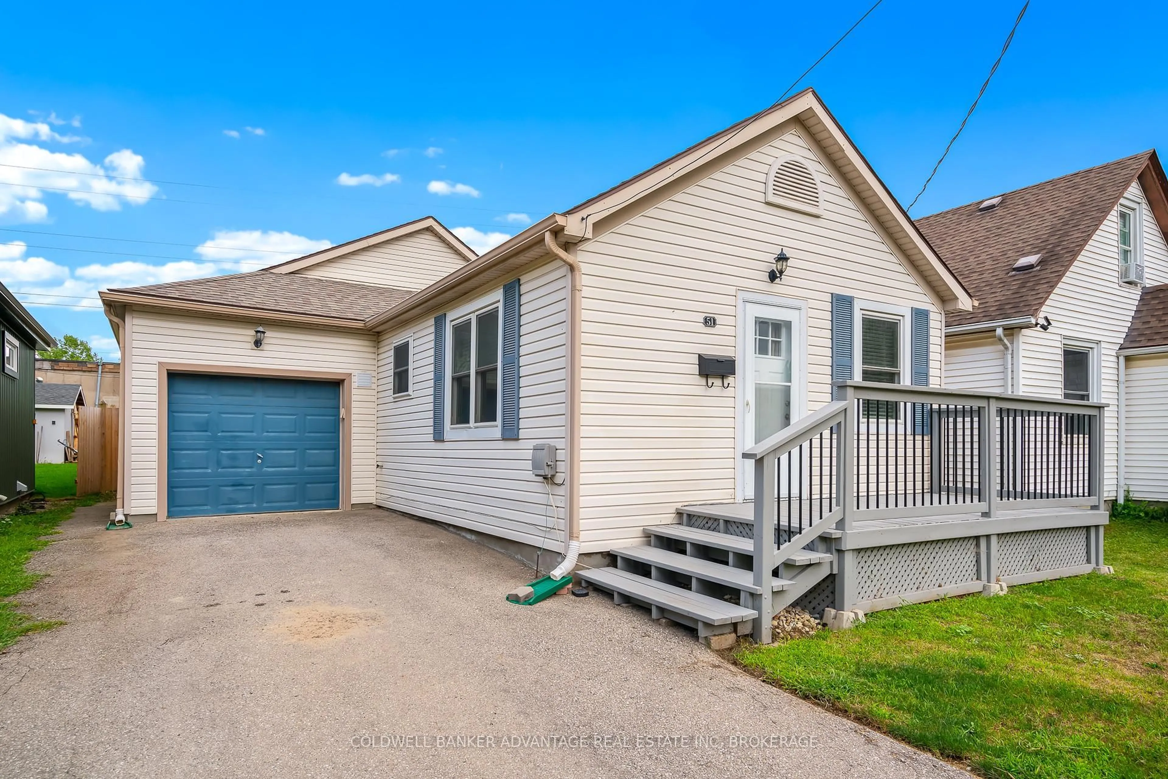 Home with vinyl exterior material, street for 51 Rosedale Ave, St. Catharines Ontario L2P 1Y6