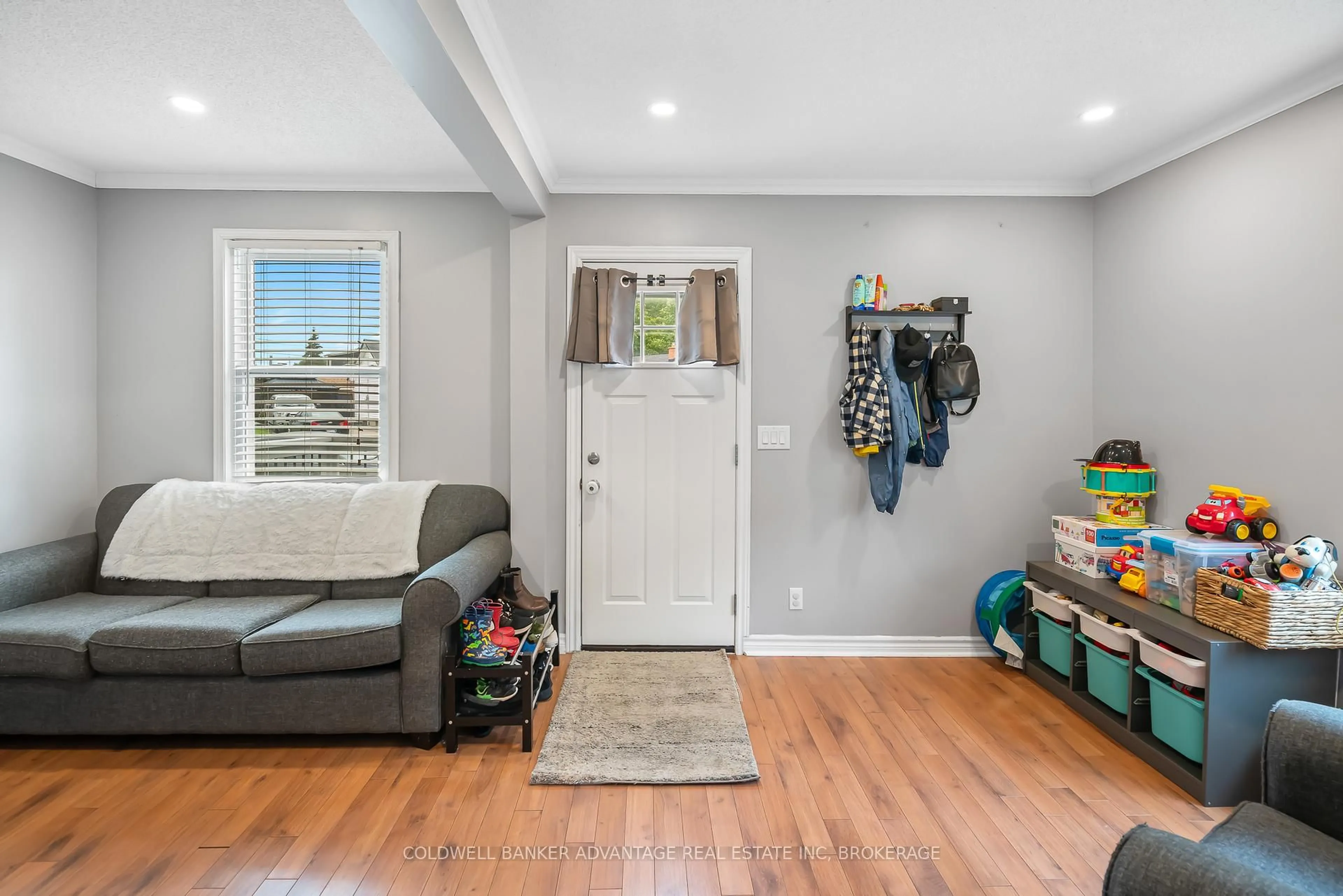 Indoor entryway for 51 Rosedale Ave, St. Catharines Ontario L2P 1Y6