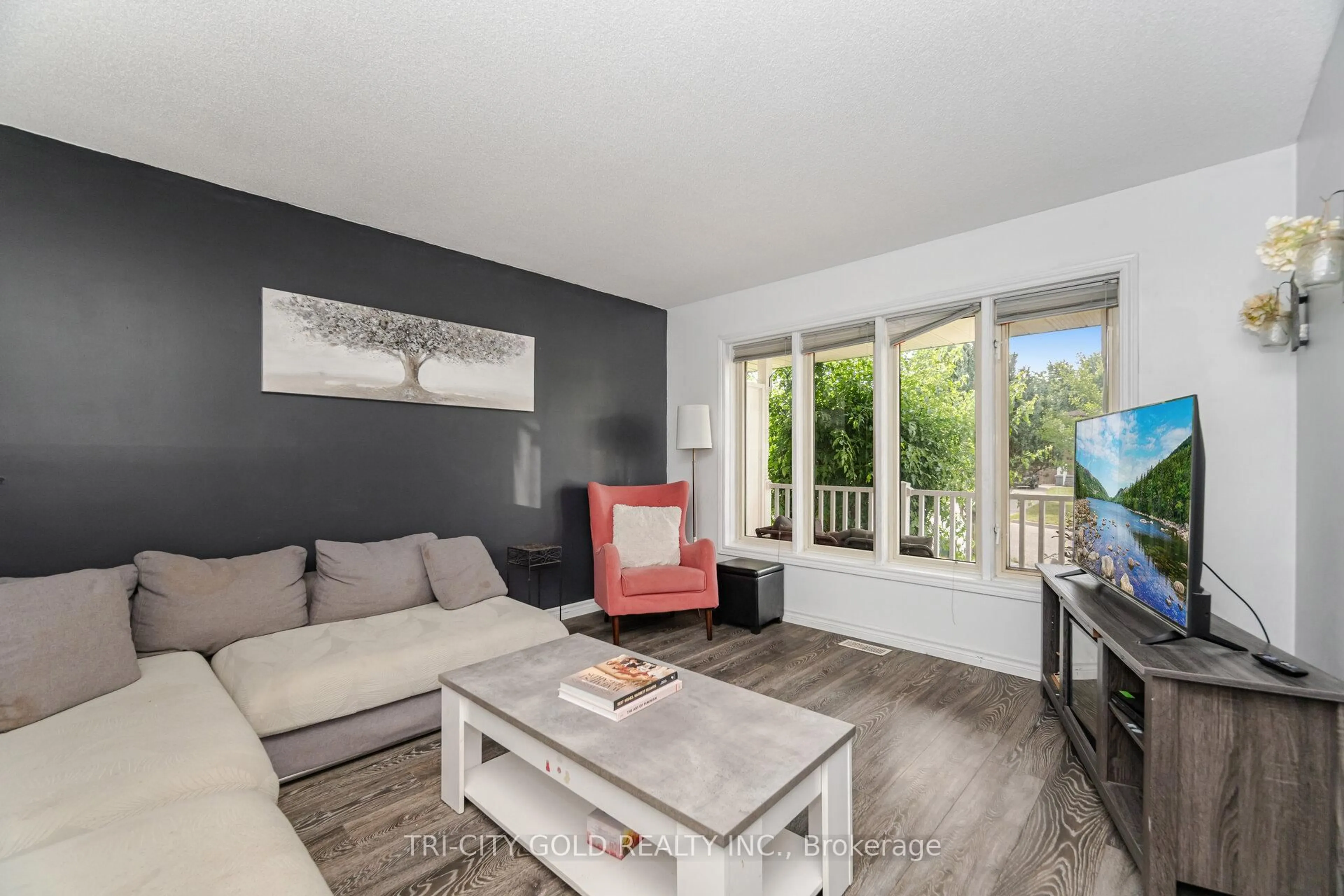 Living room with furniture, wood/laminate floor for 20 Rauch Crt, Kitchener Ontario N2N 3C7