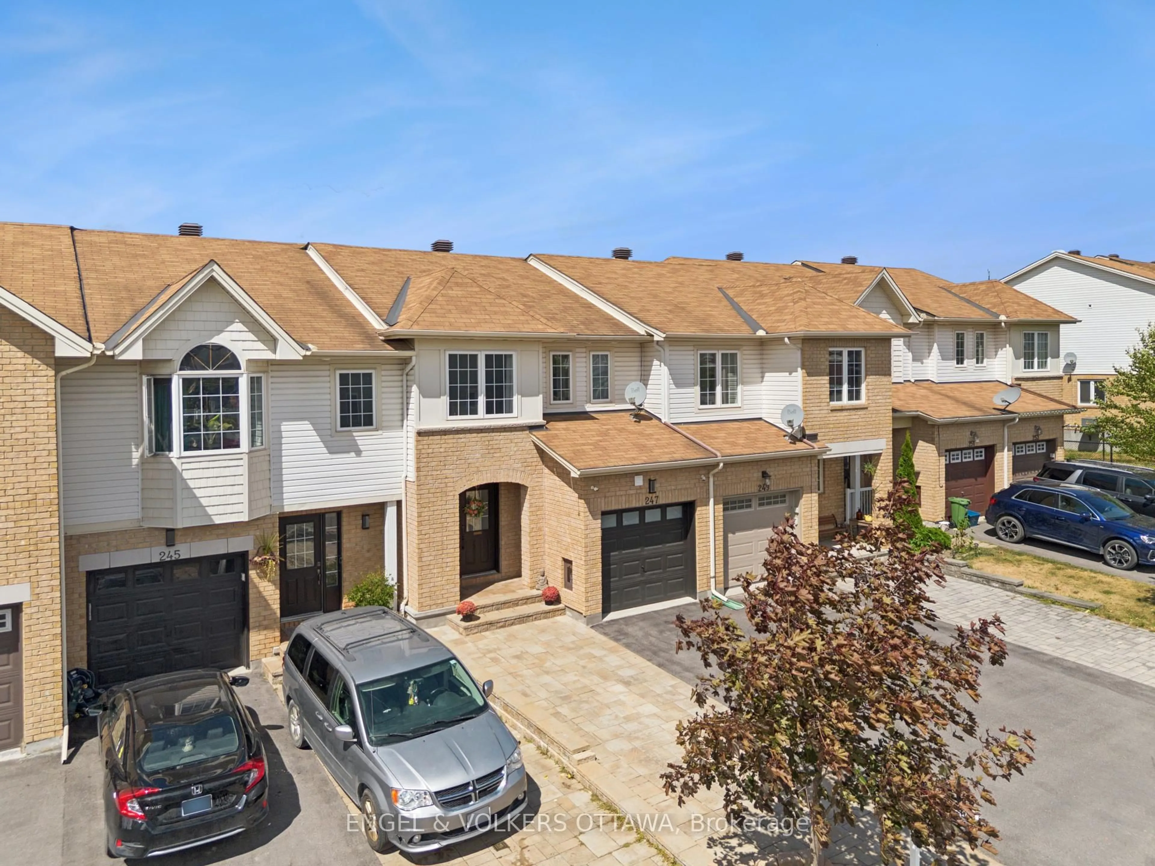 A pic from outside/outdoor area/front of a property/back of a property/a pic from drone, street for 247 Rolling Meadow Cres, Ottawa Ontario K1W 0A8