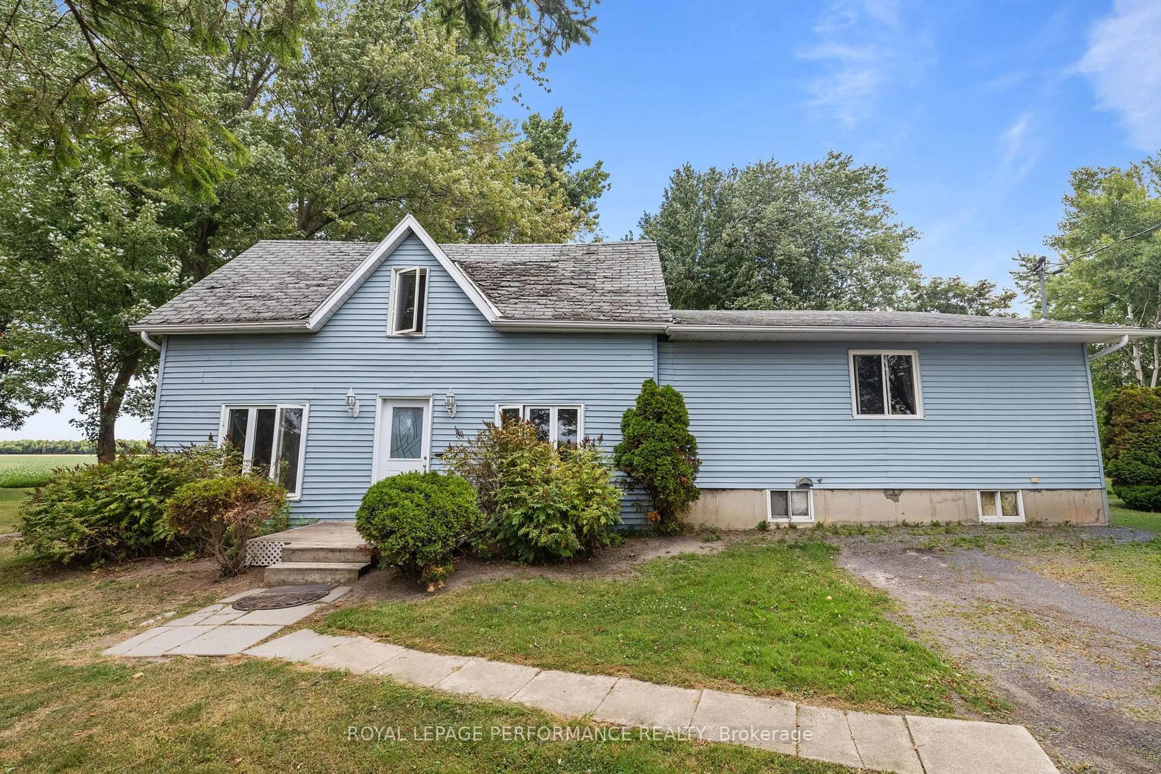 Home with vinyl exterior material, street for 721 St Thomas Rd, Russell Ontario K0A 1W0
