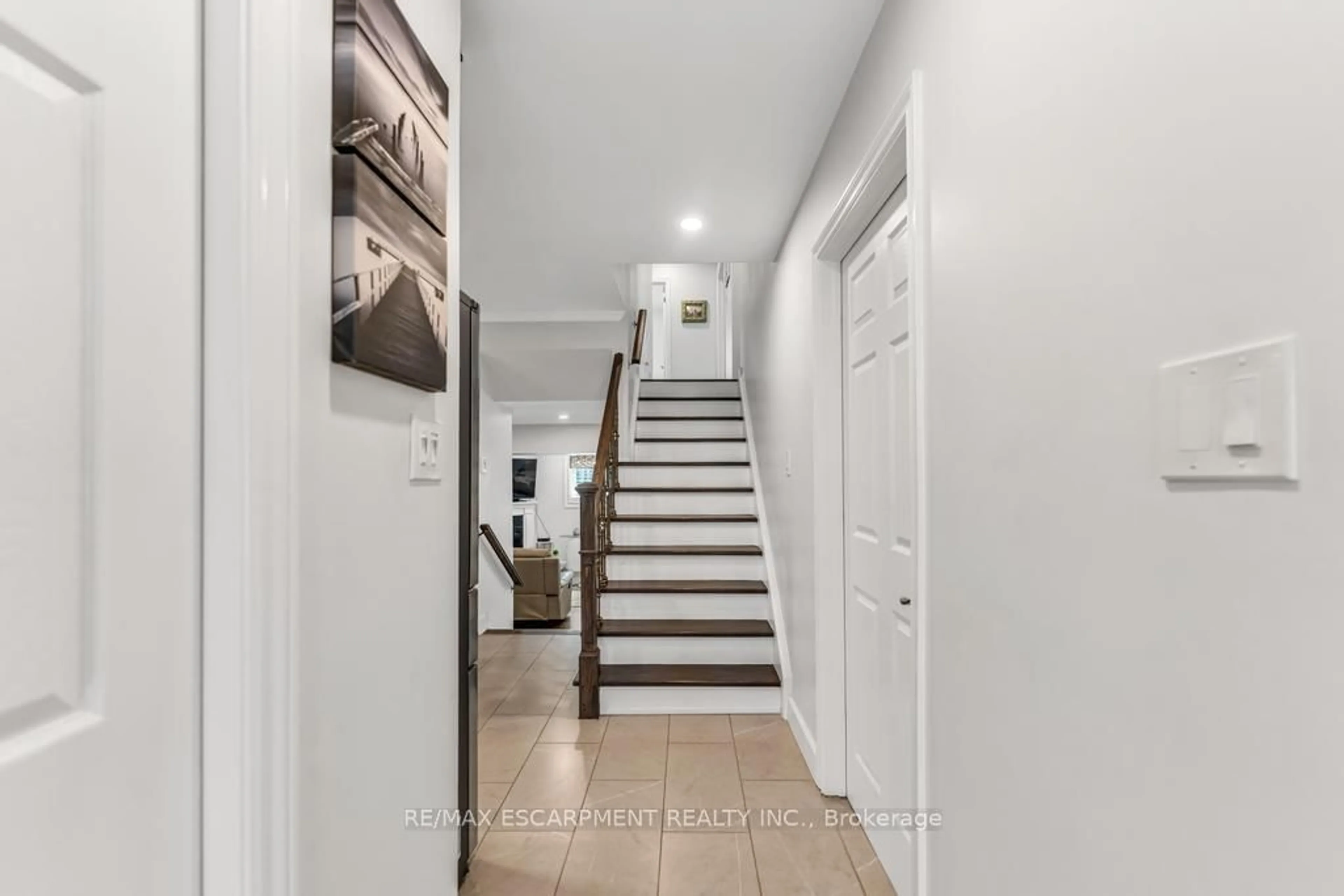 Indoor entryway for 650 Acadia Dr, Hamilton Ontario L8W 3V1