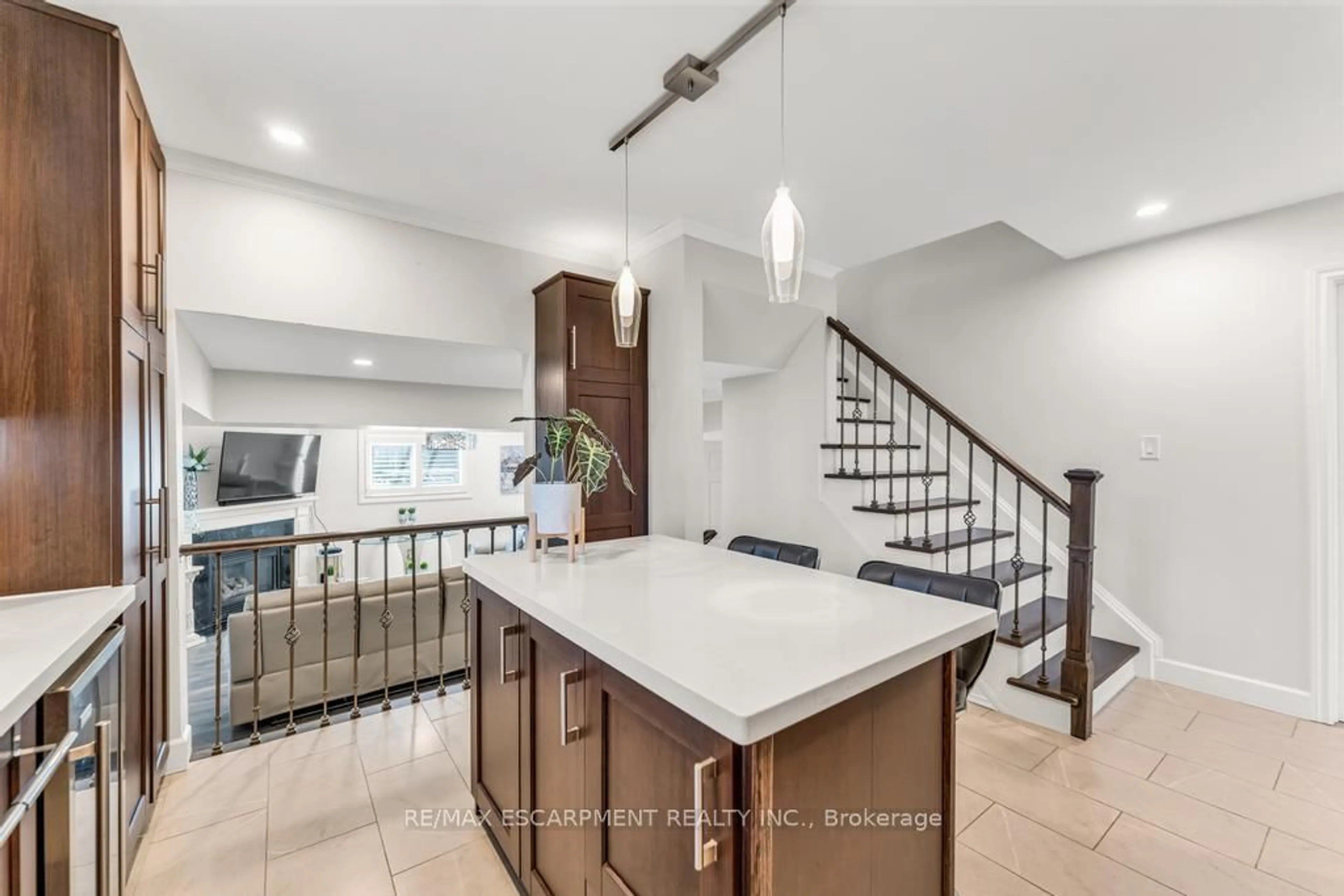Open concept kitchen, ceramic/tile floor for 650 Acadia Dr, Hamilton Ontario L8W 3V1