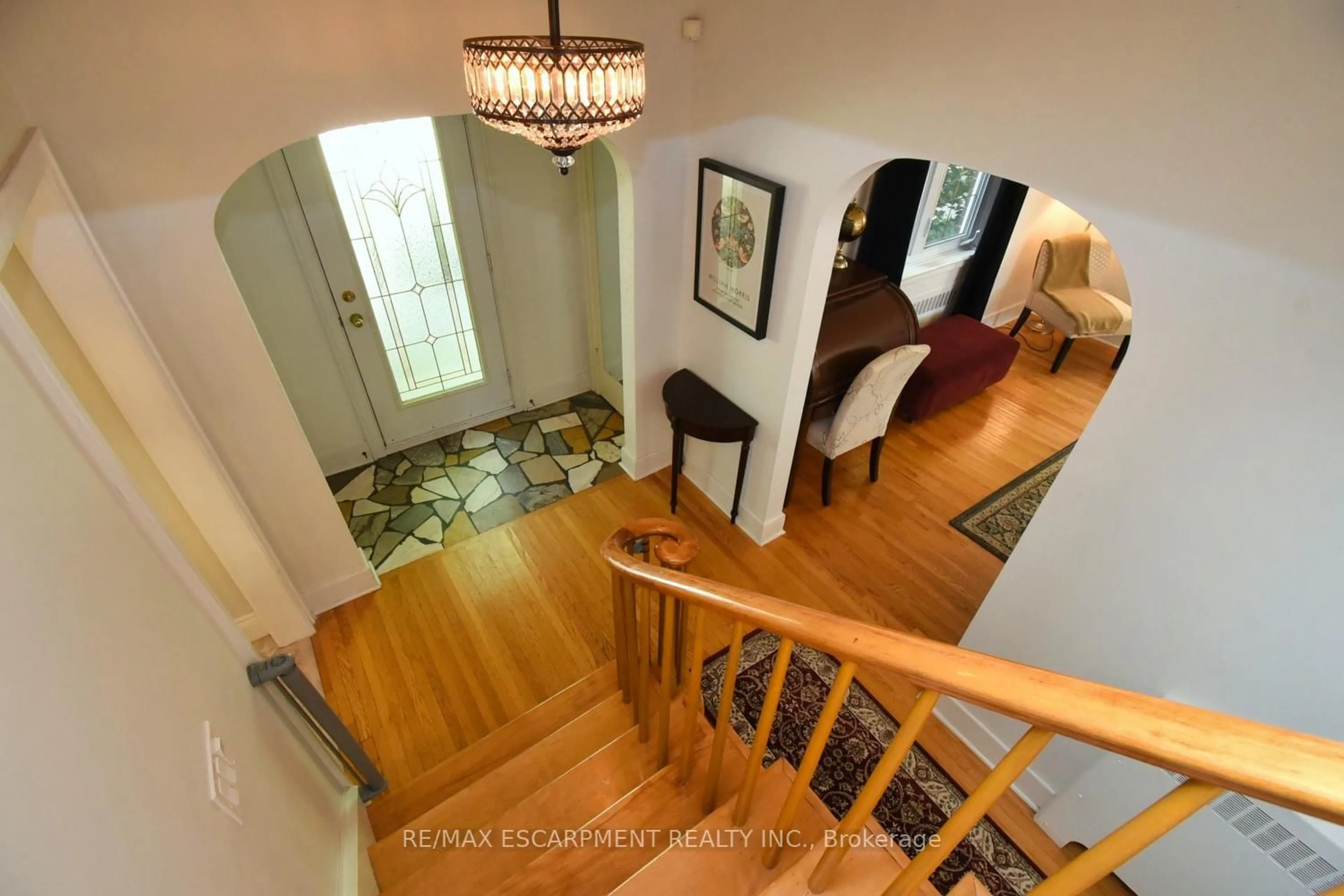 Indoor foyer for 200 CONCESSION St, Hamilton Ontario L9A 1A9