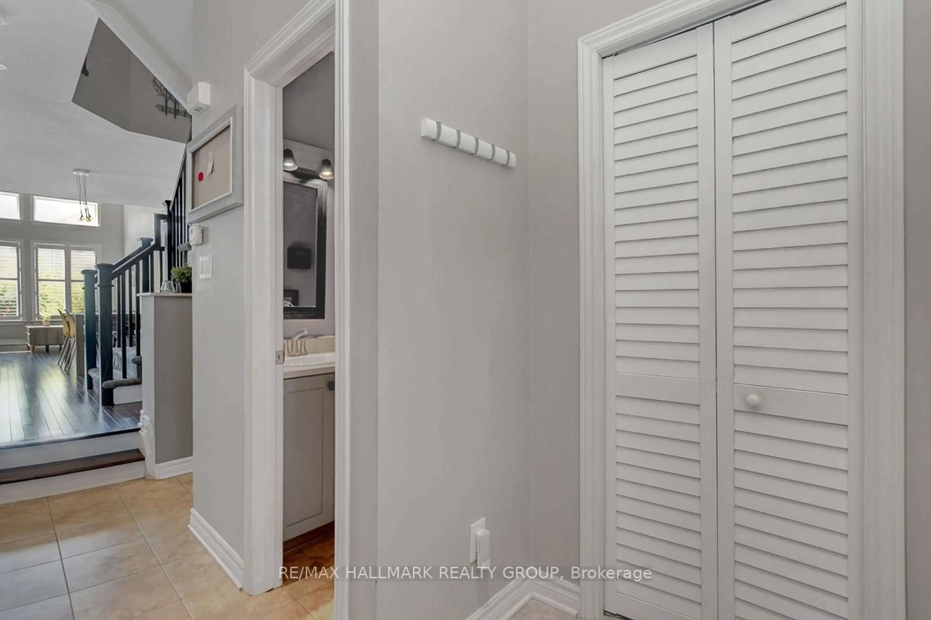 Indoor entryway for 755 Bowercrest Cres, Ottawa Ontario K1V 2M3