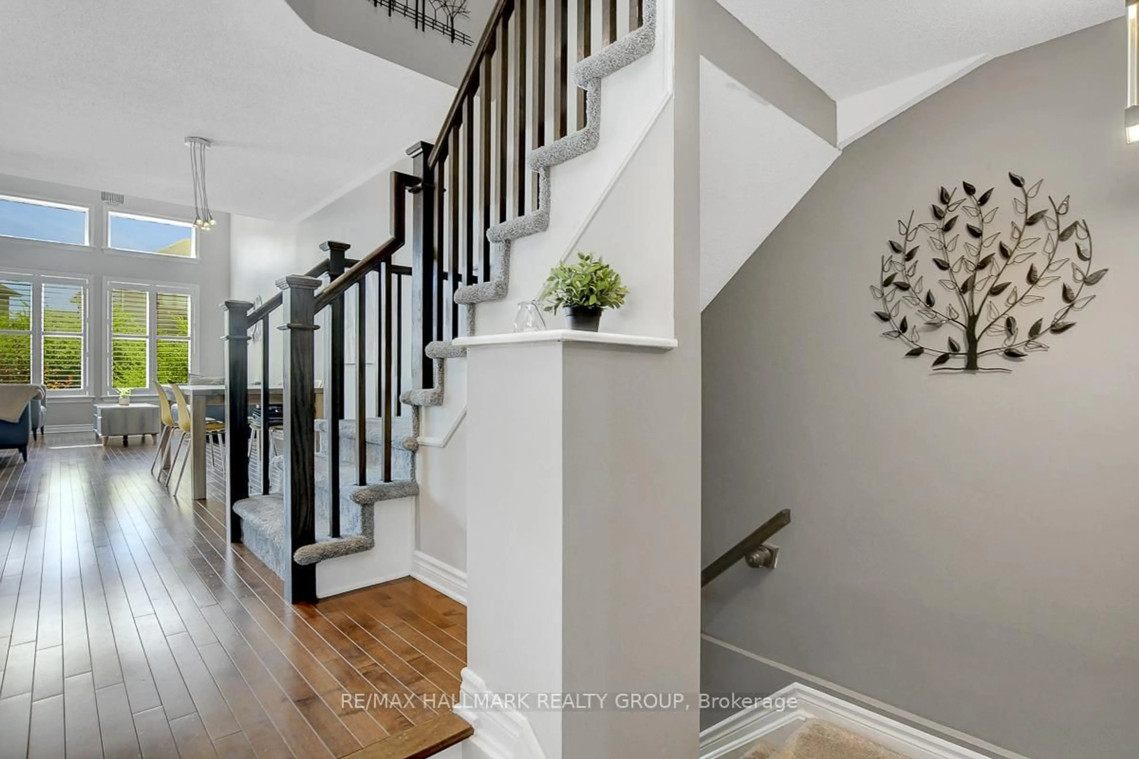 Indoor entryway for 755 Bowercrest Cres, Ottawa Ontario K1V 2M3