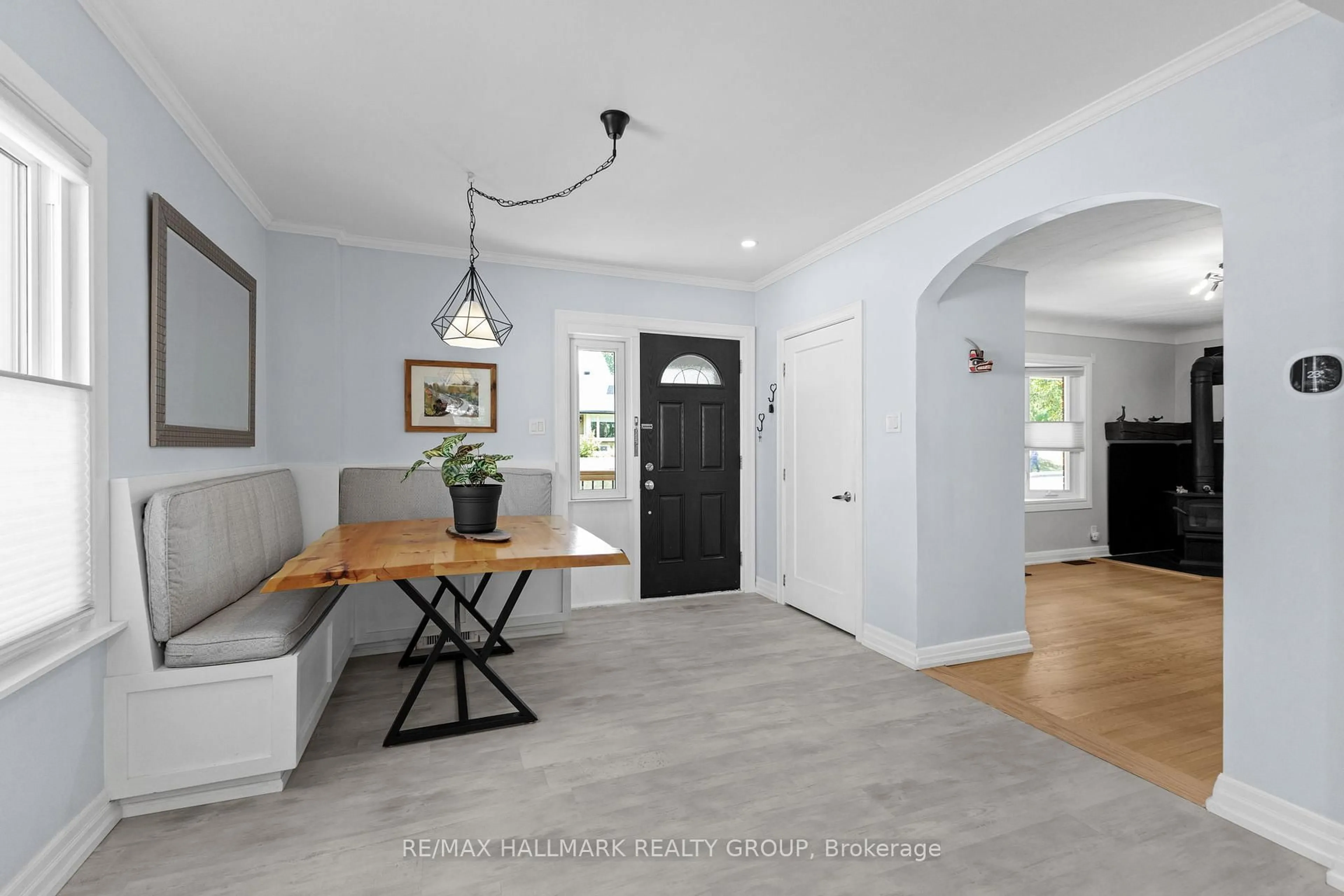 Indoor entryway for 1622 Drake Ave, Ottawa Ontario K1G 0L8