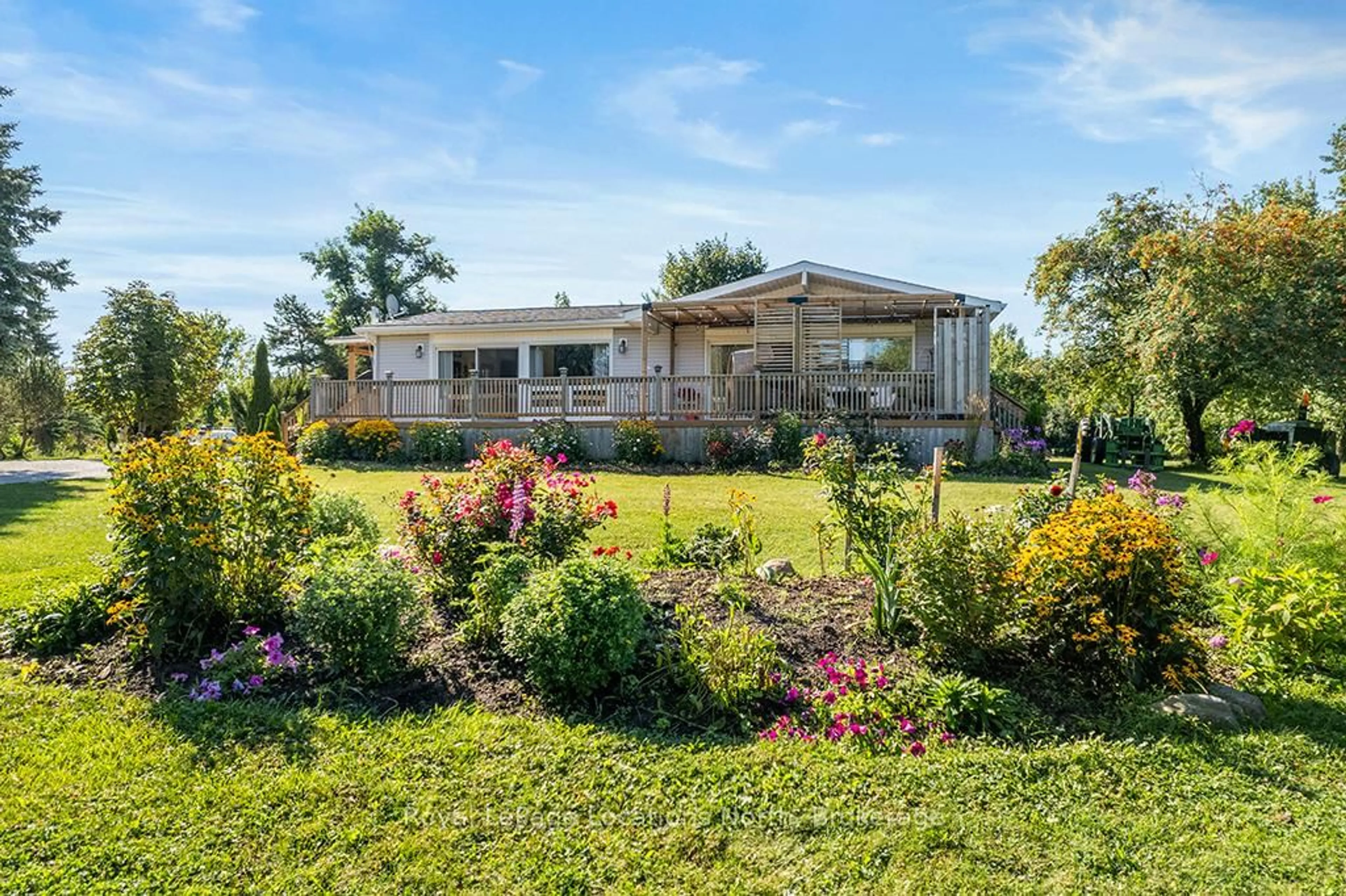 A pic from outside/outdoor area/front of a property/back of a property/a pic from drone, water/lake/river/ocean view for 163 John St, Meaford Ontario N4L 1W7