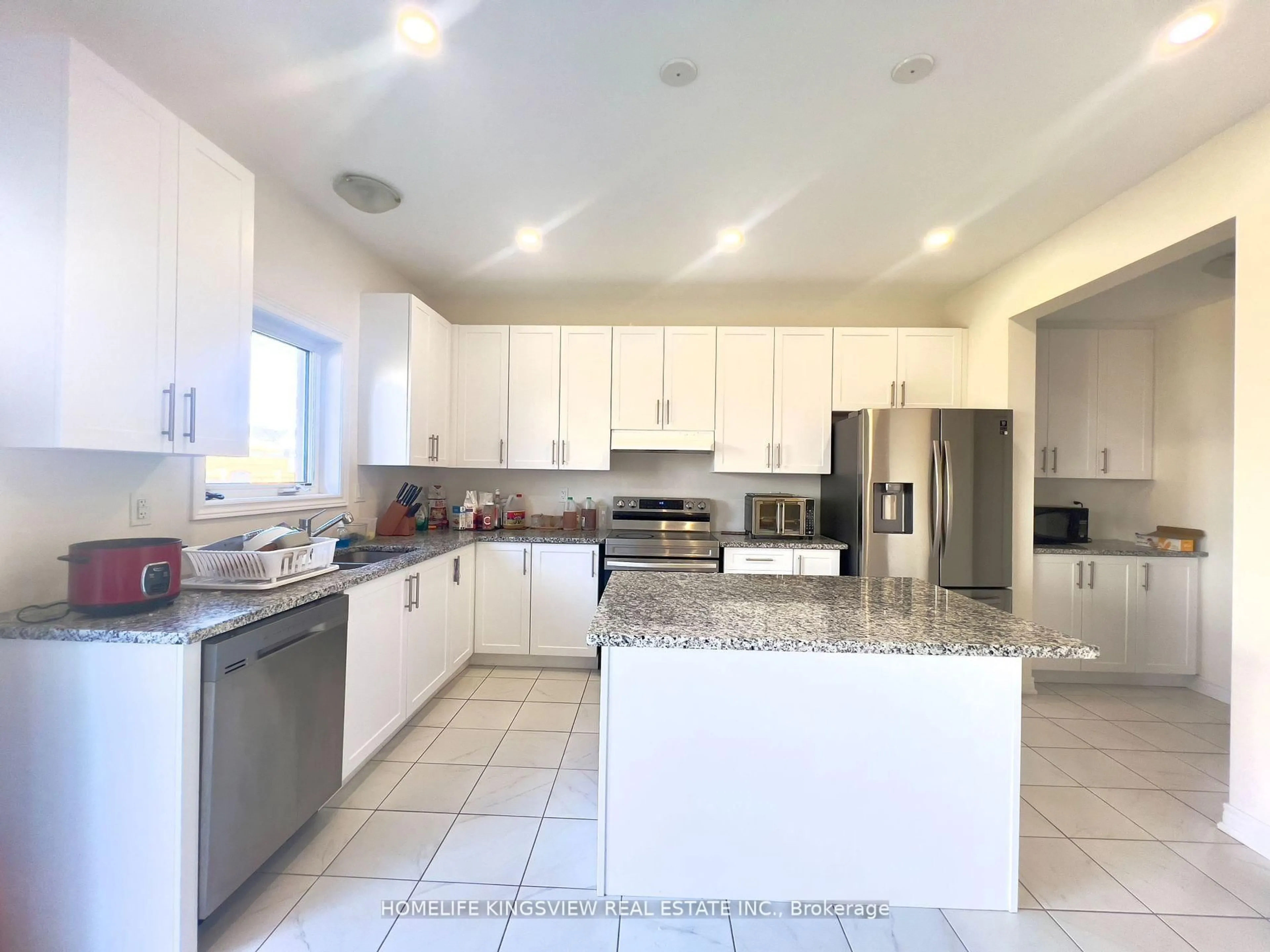 Open concept kitchen, ceramic/tile floor for 708 Gilmour Cres, Shelburne Ontario L9V 3X3