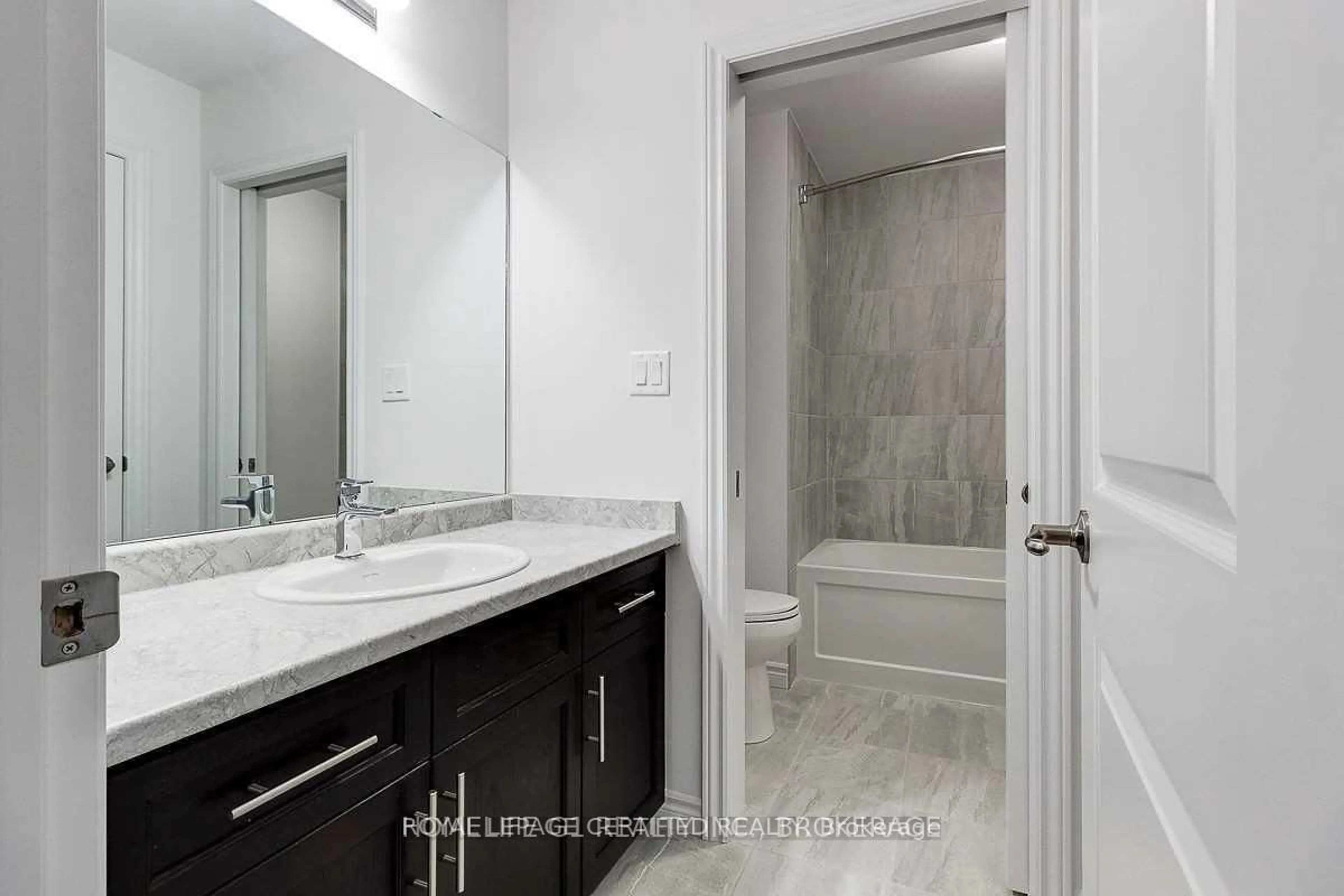 Standard bathroom, ceramic/tile floor for 15 Ladd Ave, Brantford Ontario N3T 0S1