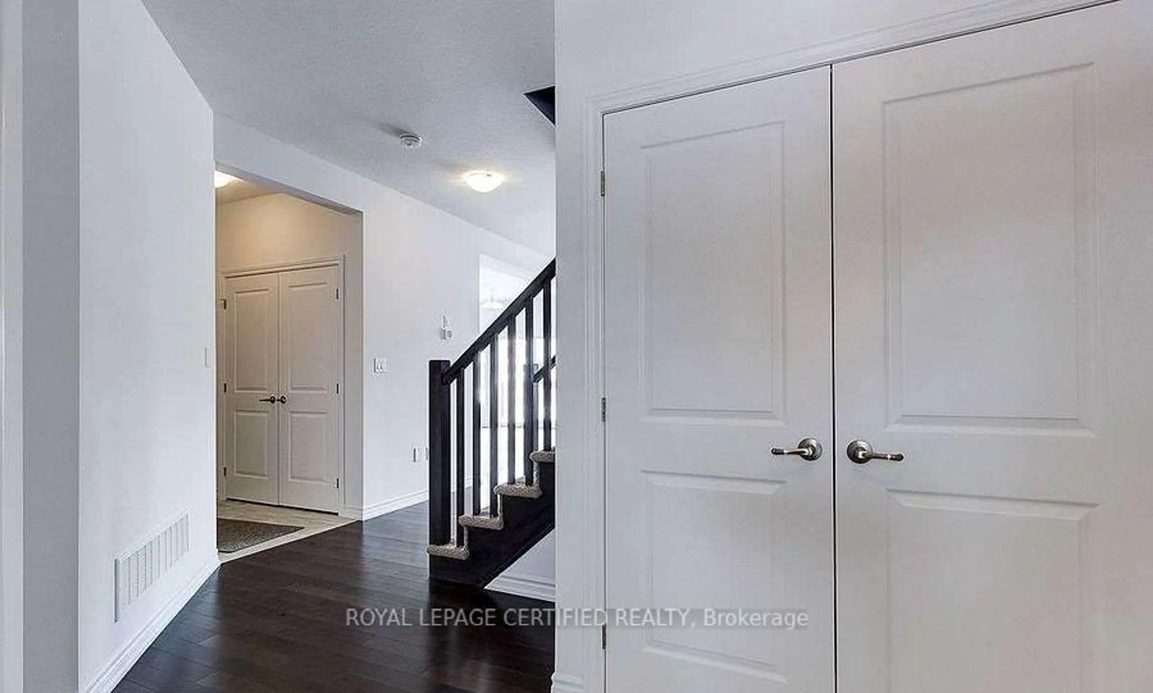 Indoor entryway for 15 Ladd Ave, Brantford Ontario N3T 0S1