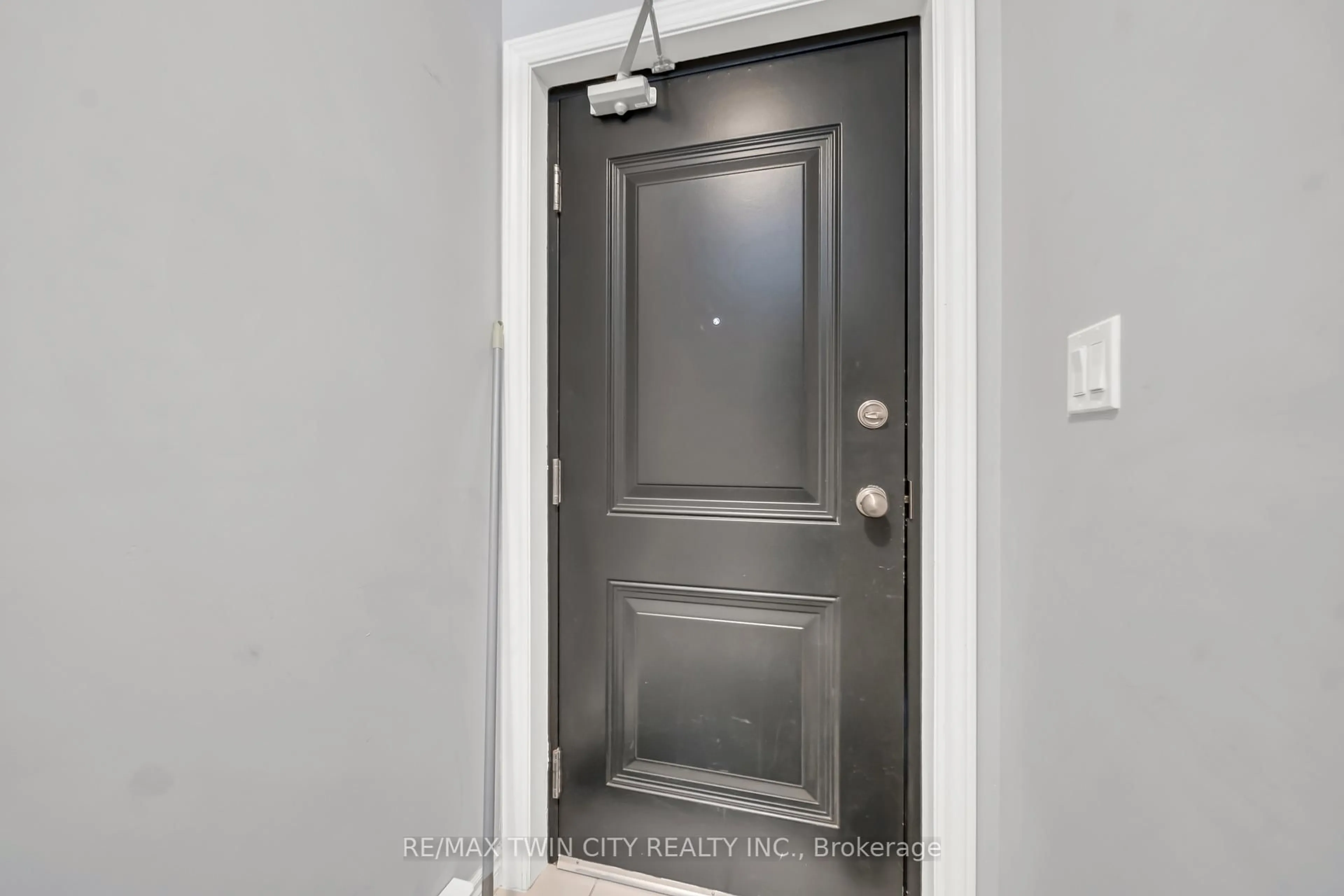 Indoor entryway for 186 Wheat Lane, Kitchener Ontario N2R 0R4