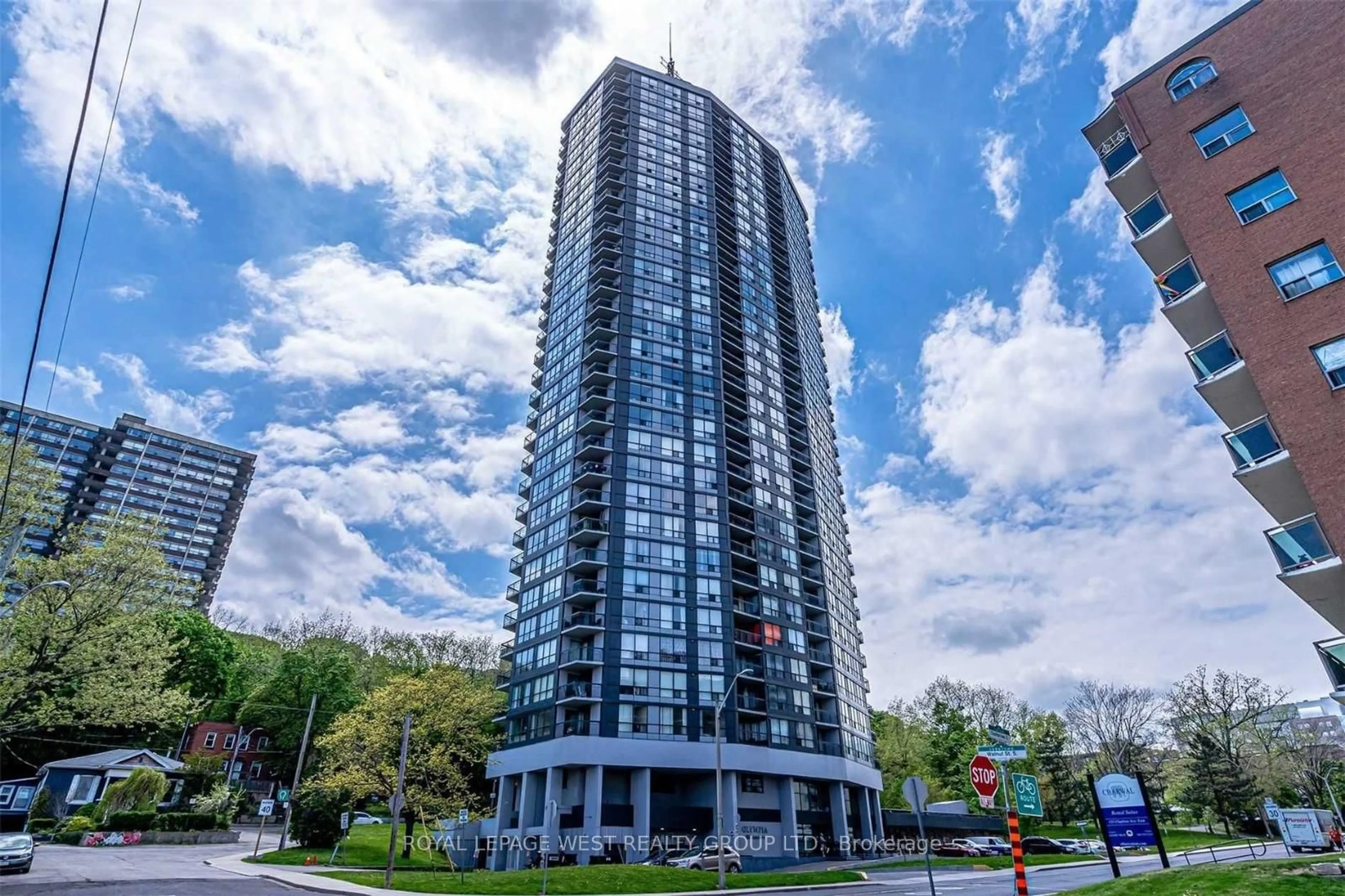 Indoor foyer for 150 Charlton Ave #1801, Hamilton Ontario L8N 3X3