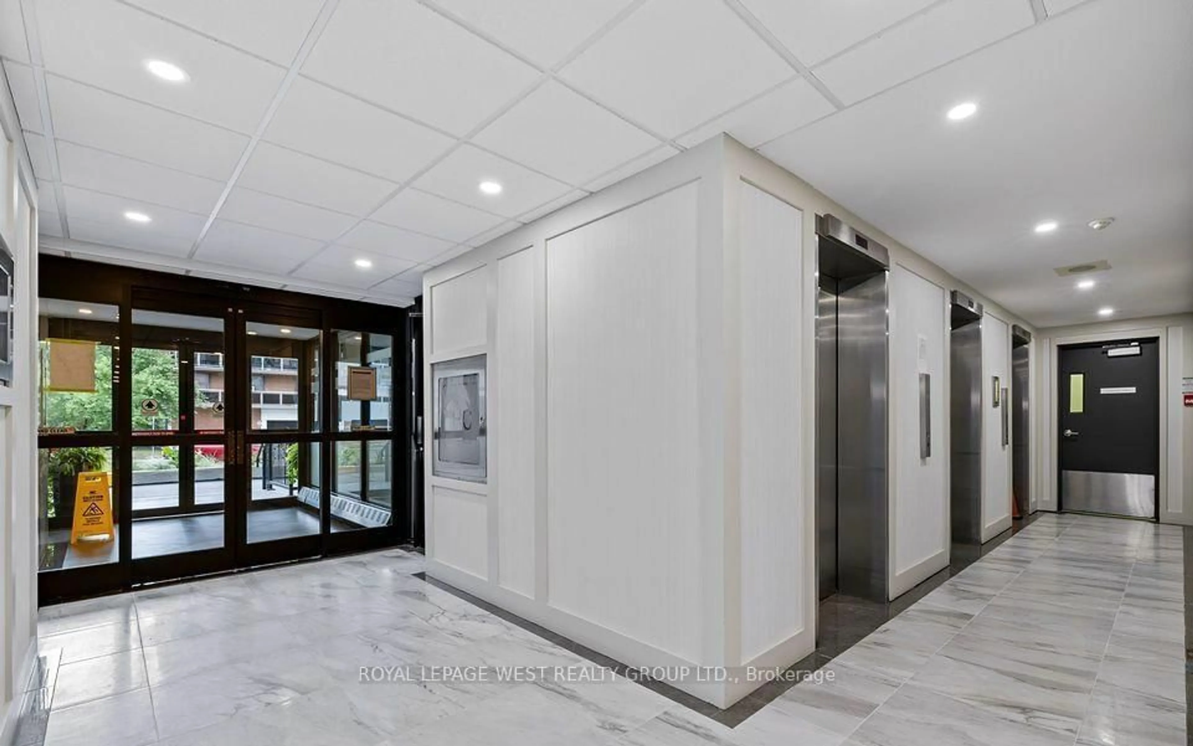 Indoor foyer for 150 Charlton Ave #1801, Hamilton Ontario L8N 3X3