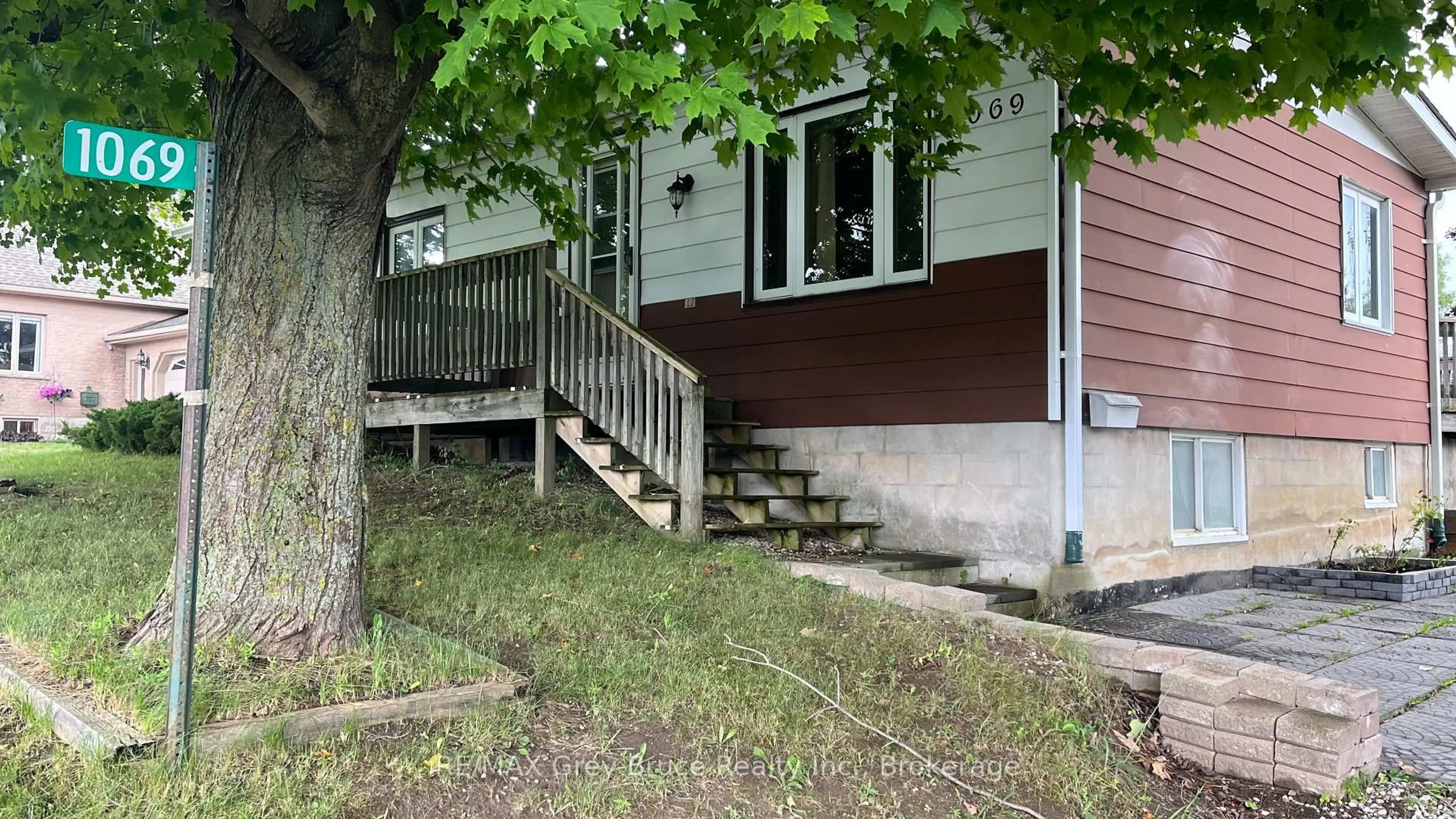 A pic from outside/outdoor area/front of a property/back of a property/a pic from drone, street for 1069 7th Avenue, Hanover Ontario N4N 2K4
