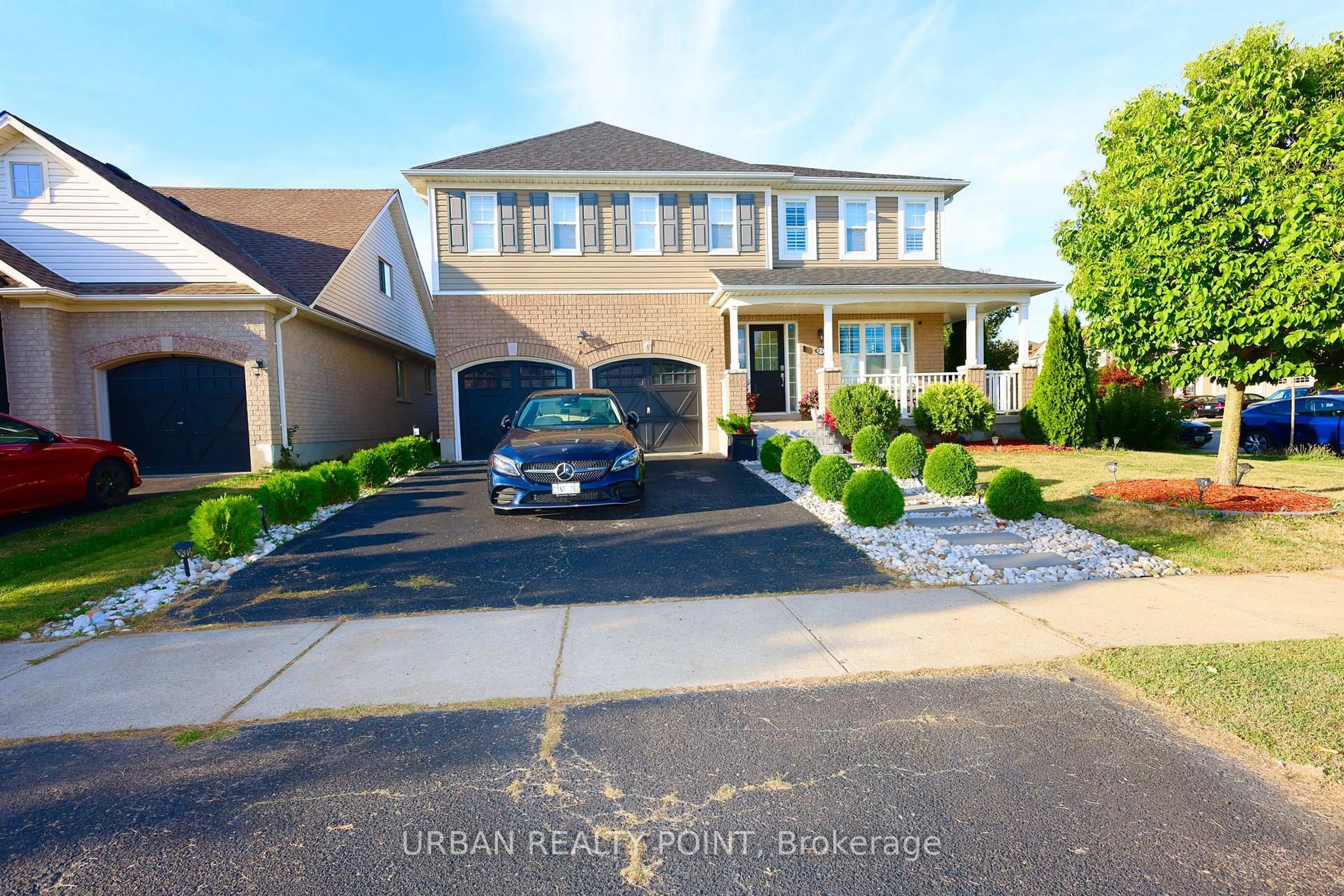 A pic from outside/outdoor area/front of a property/back of a property/a pic from drone, street for 23 Jones Lane, Brantford Ontario N3T 0B1