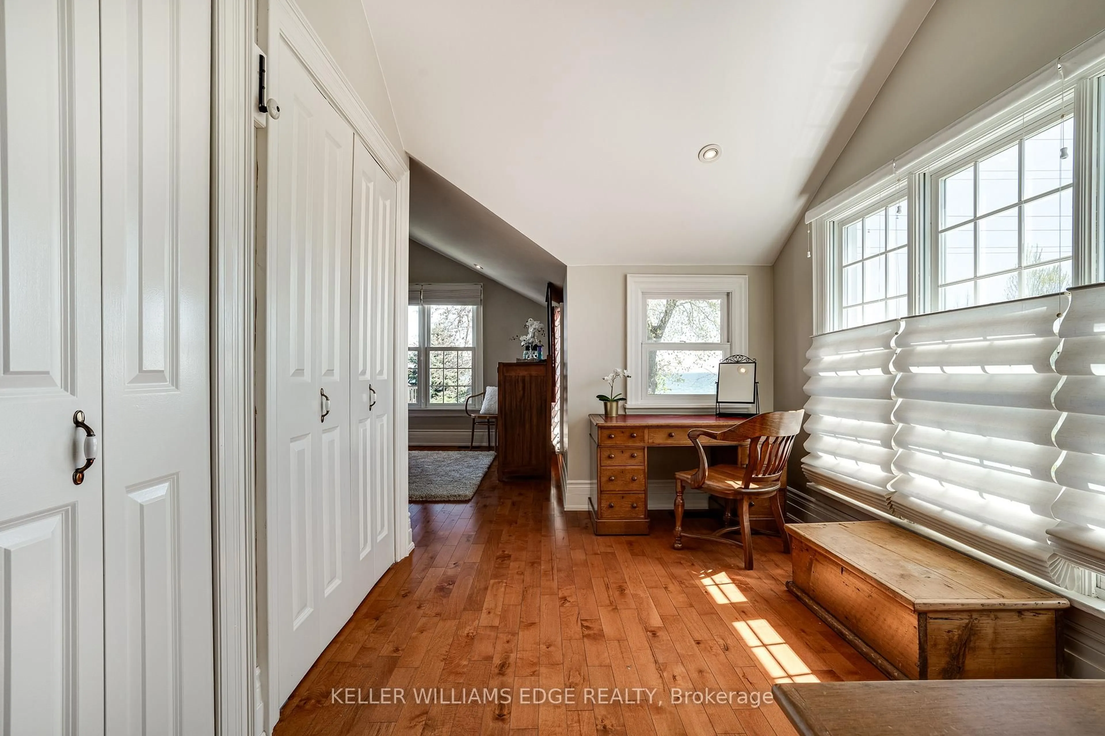 Indoor entryway for 849 Beach Blvd, Hamilton Ontario L8H 6Z5