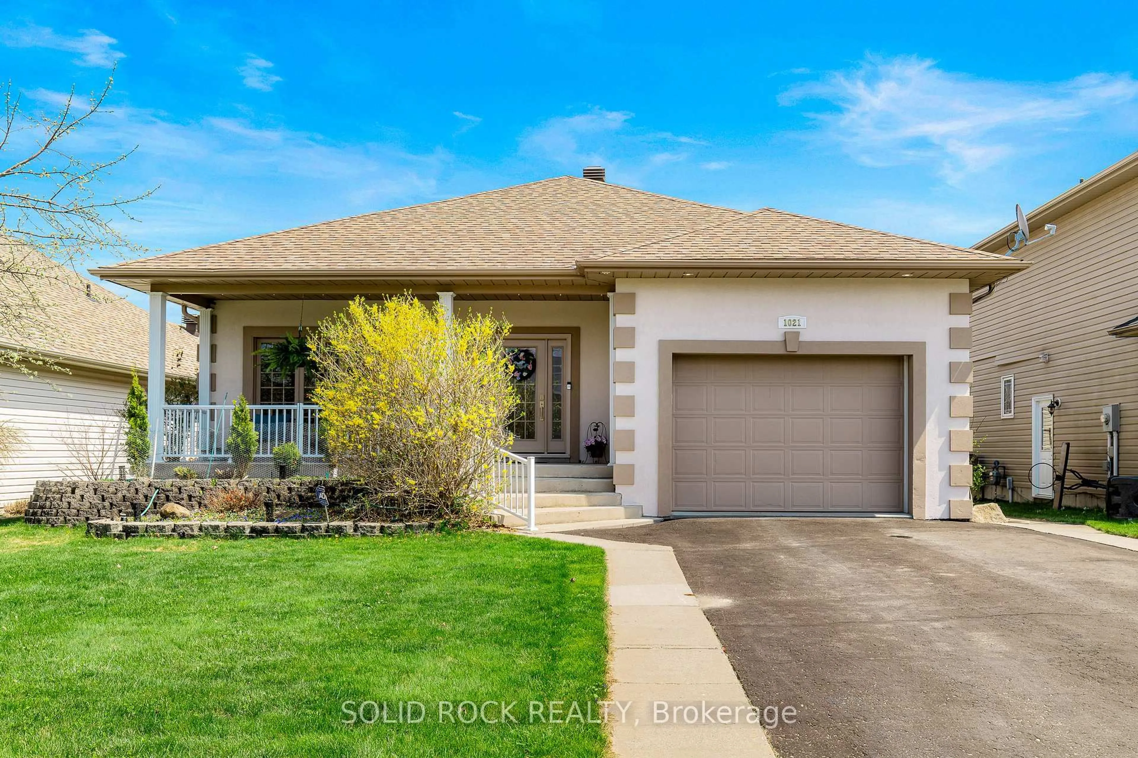 Home with vinyl exterior material, street for 1021 Crestwood Dr, Brockville Ontario K6V 7N1