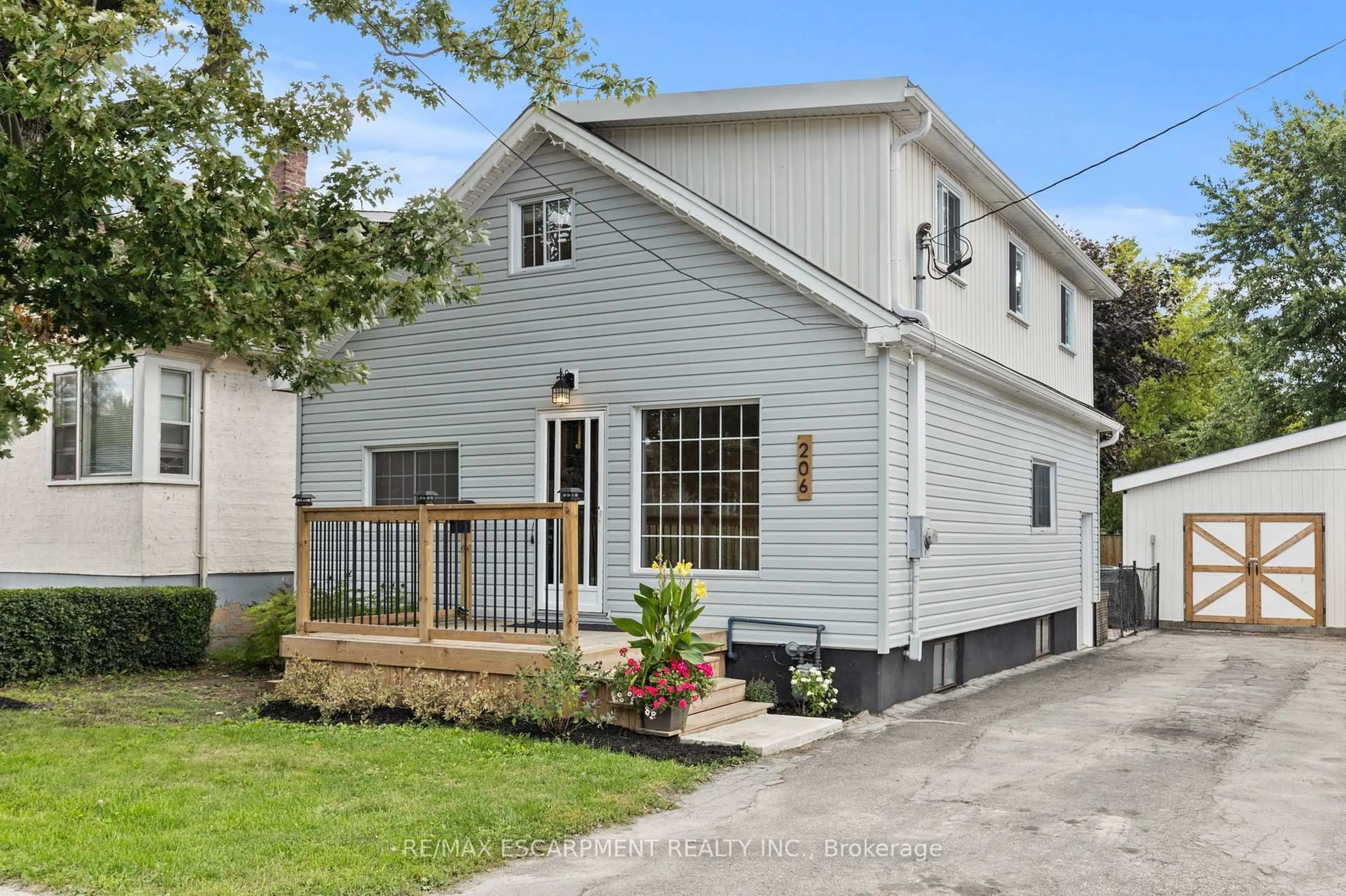 Home with vinyl exterior material, street for 206 Niagara Falls Rd, Thorold Ontario L2V 1H9