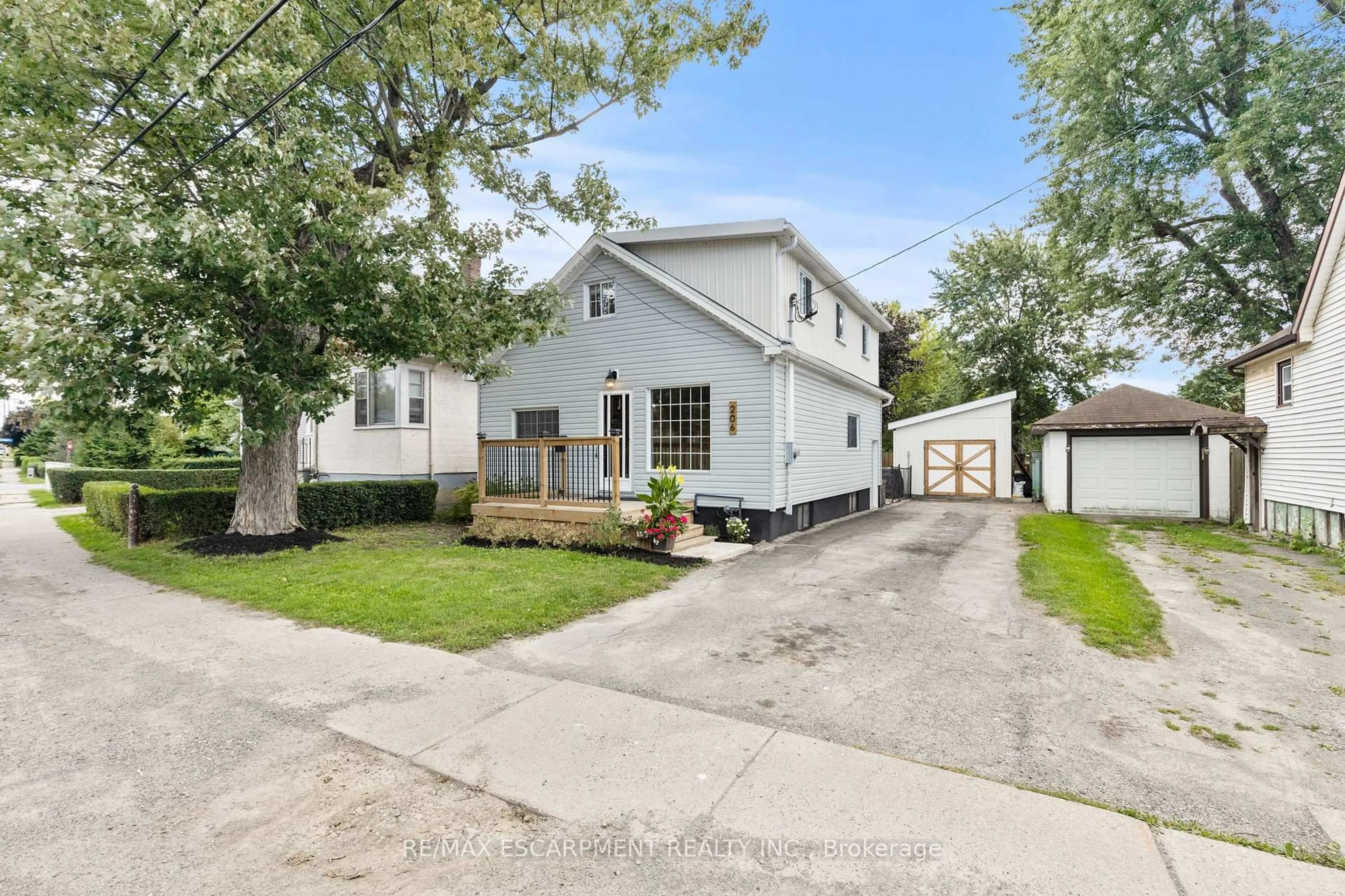 A pic from outside/outdoor area/front of a property/back of a property/a pic from drone, street for 206 Niagara Falls Rd, Thorold Ontario L2V 1H9