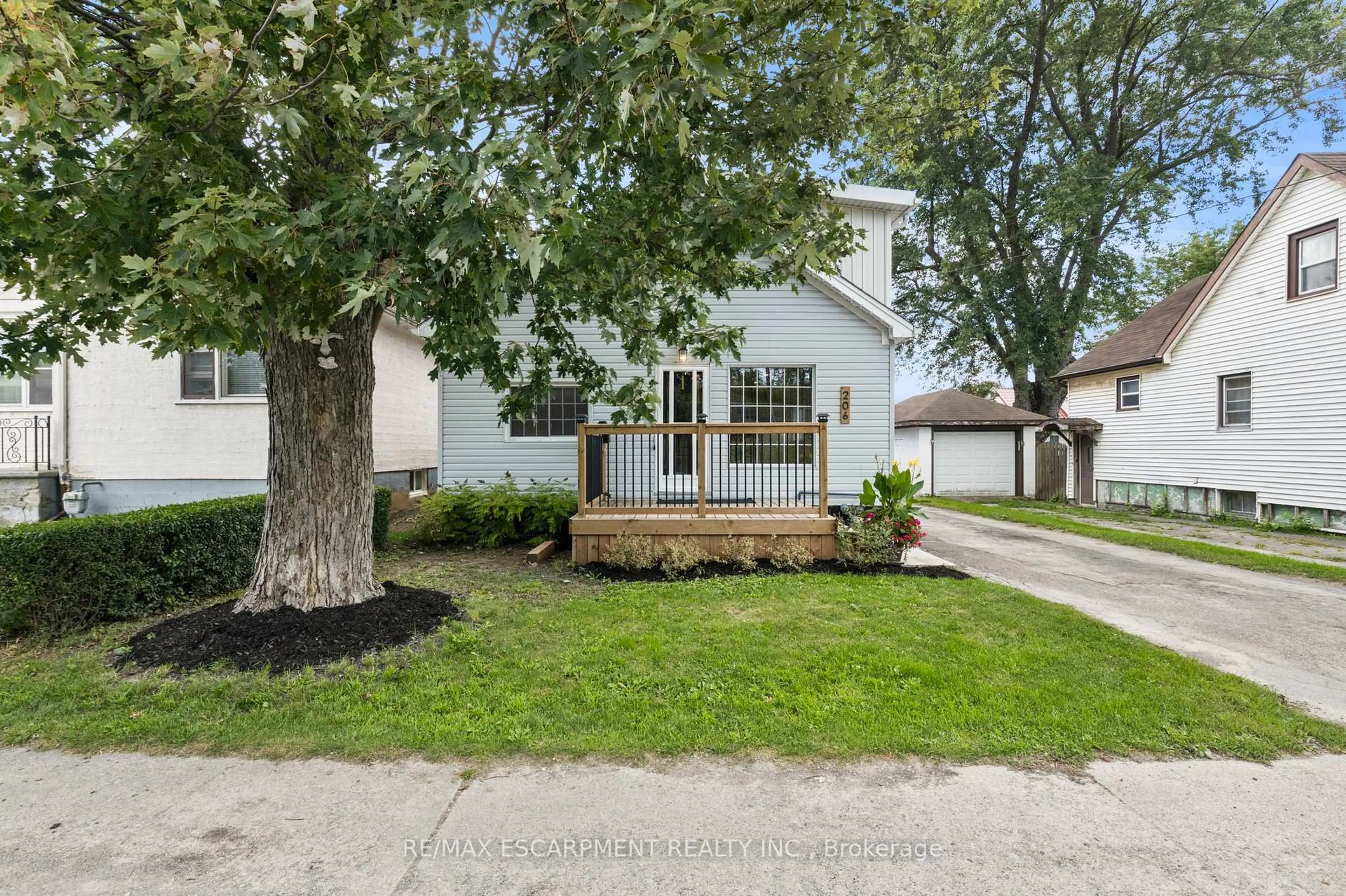 Home with vinyl exterior material, street for 206 Niagara Falls Rd, Thorold Ontario L2V 1H9