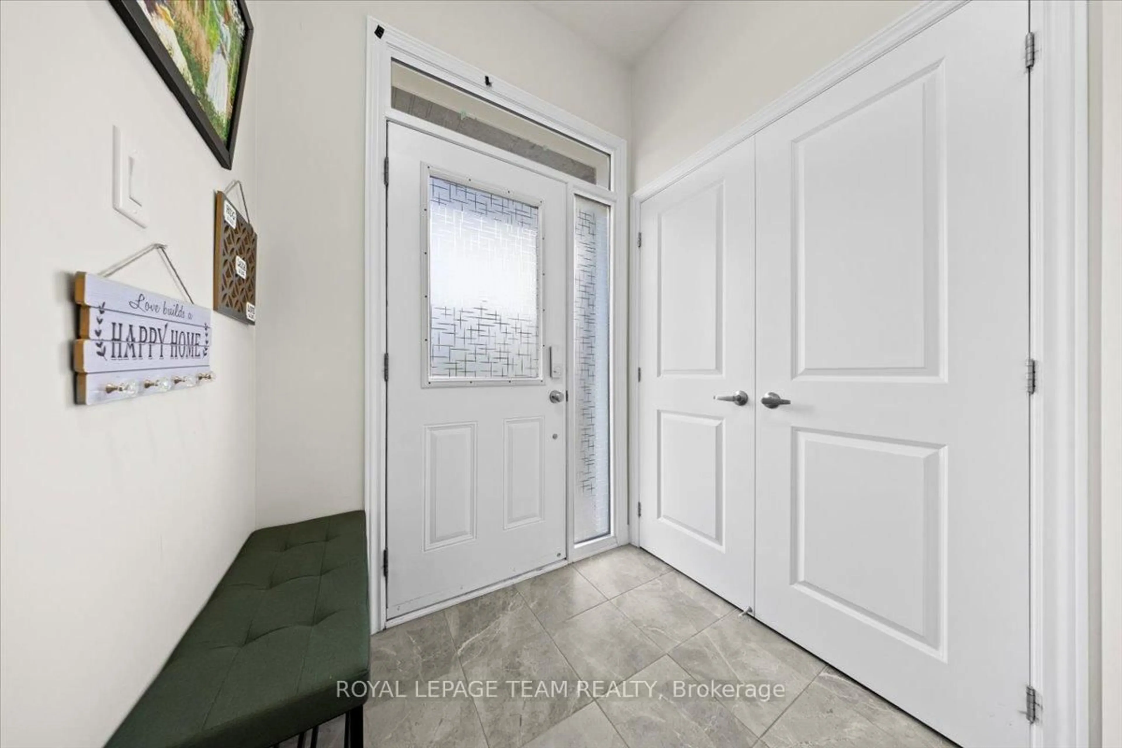Indoor entryway for 288 Livery St, Ottawa Ontario K2S 1E7