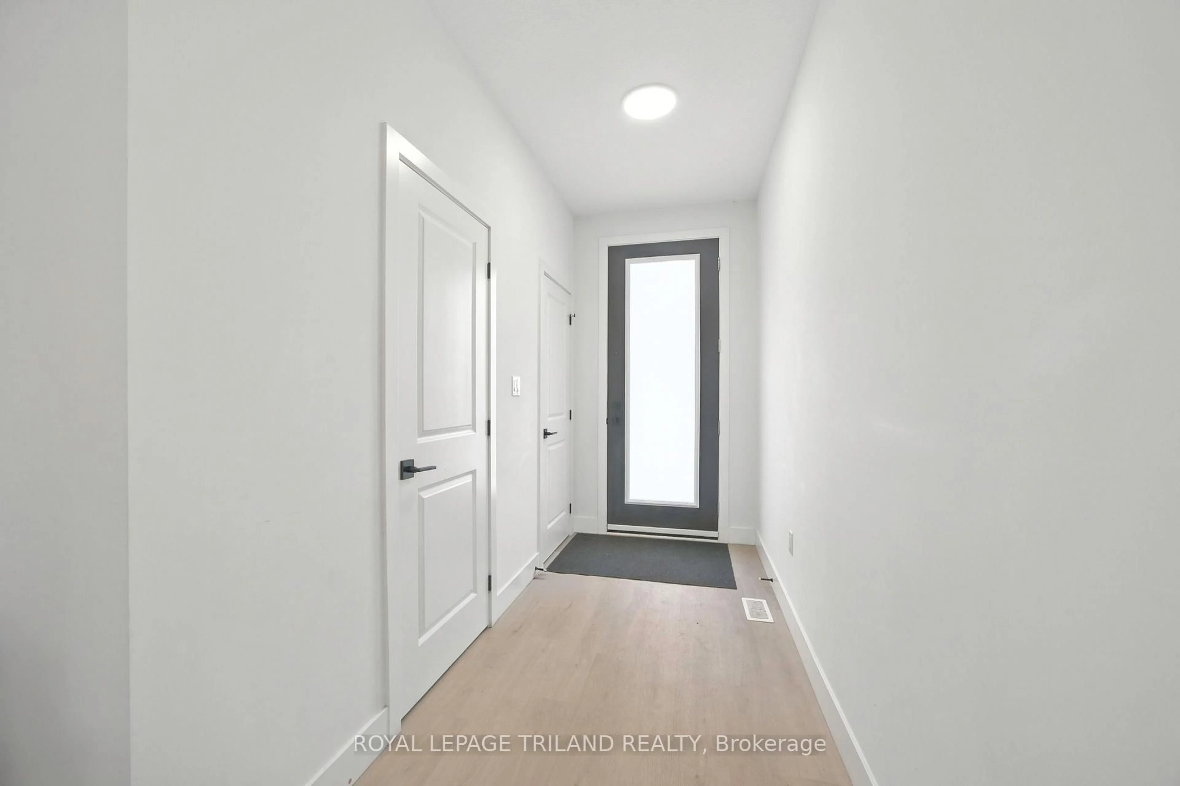Indoor entryway for 1870 ALDERSBROOK Gate #28, London North Ontario N6G 3X4