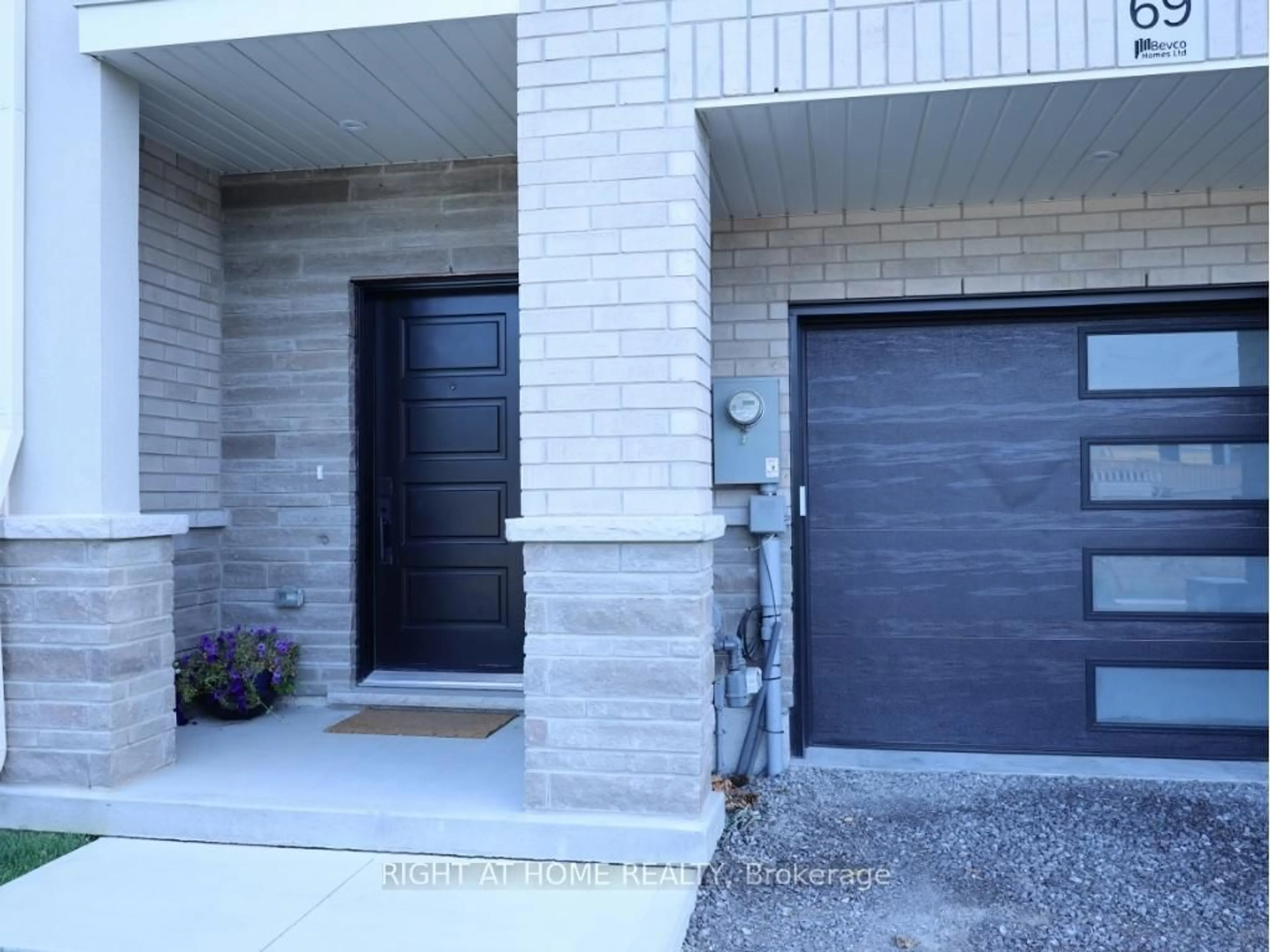 Indoor entryway for 292 Vine St #69, St. Catharines Ontario L2M 4T3
