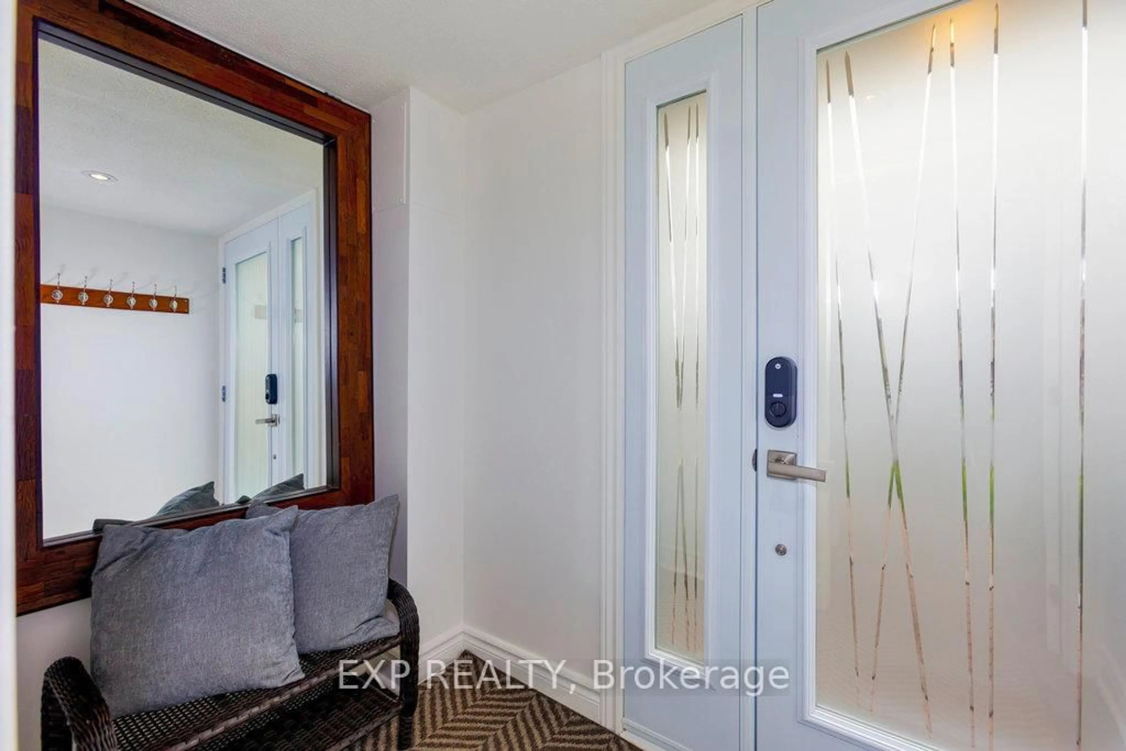 Indoor entryway for 19 Ancroft Crt, Ottawa Ontario K2G 4A5