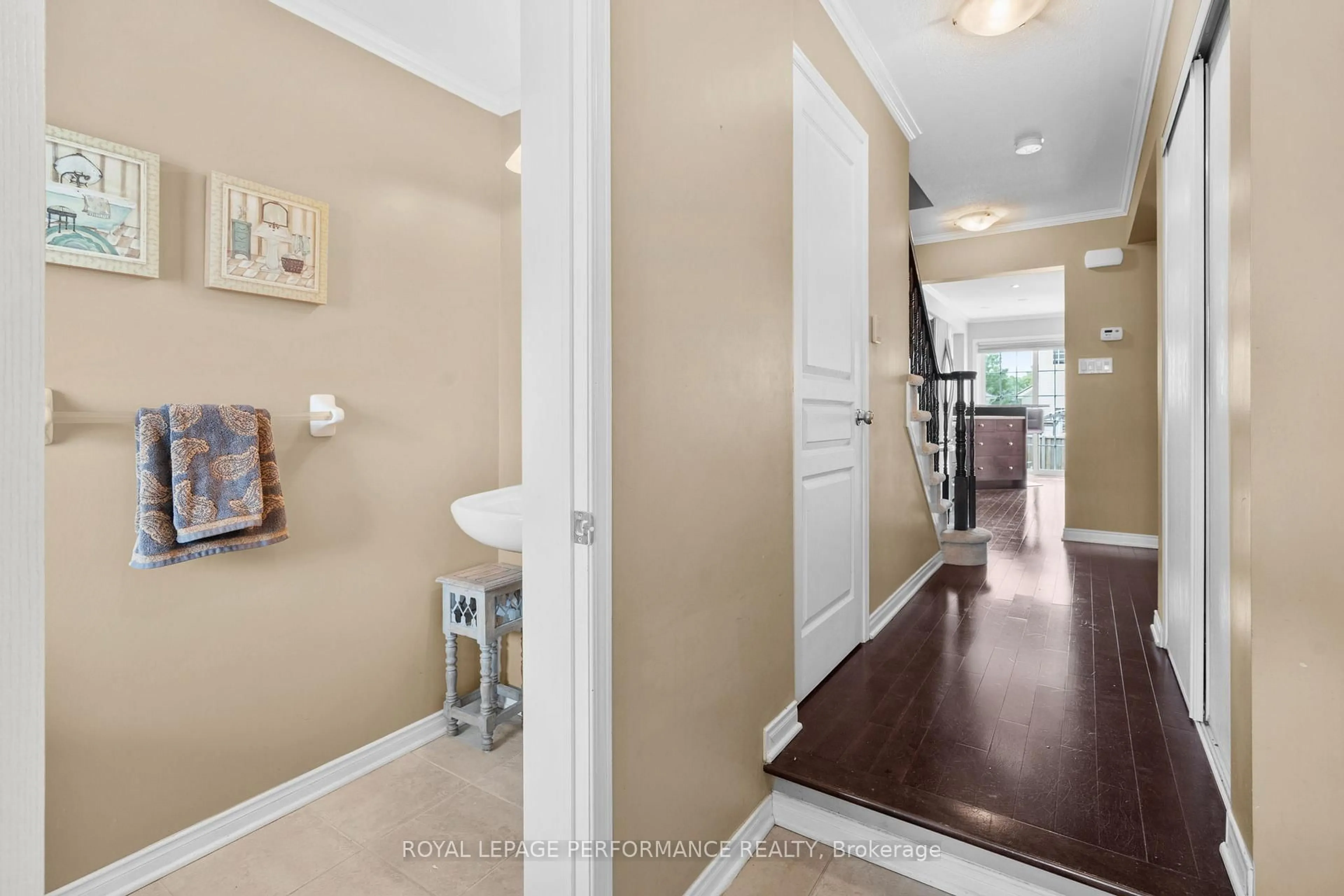 Indoor entryway for 122 Osnabrook Private, Ottawa Ontario K2J 0G8