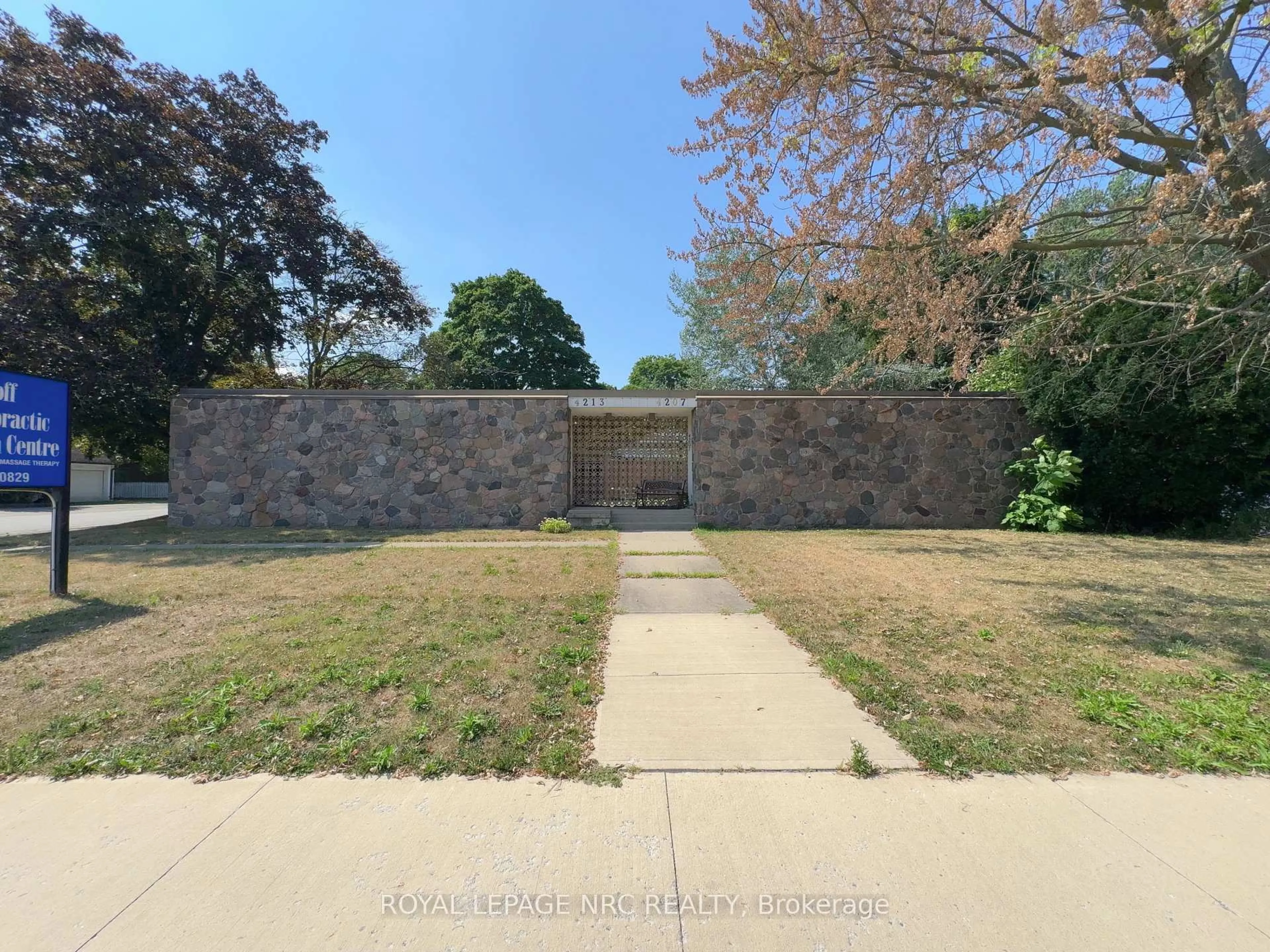 A pic from outside/outdoor area/front of a property/back of a property/a pic from drone, street for 4207/4213 Drummond Rd, Niagara Falls Ontario L2E 6C2