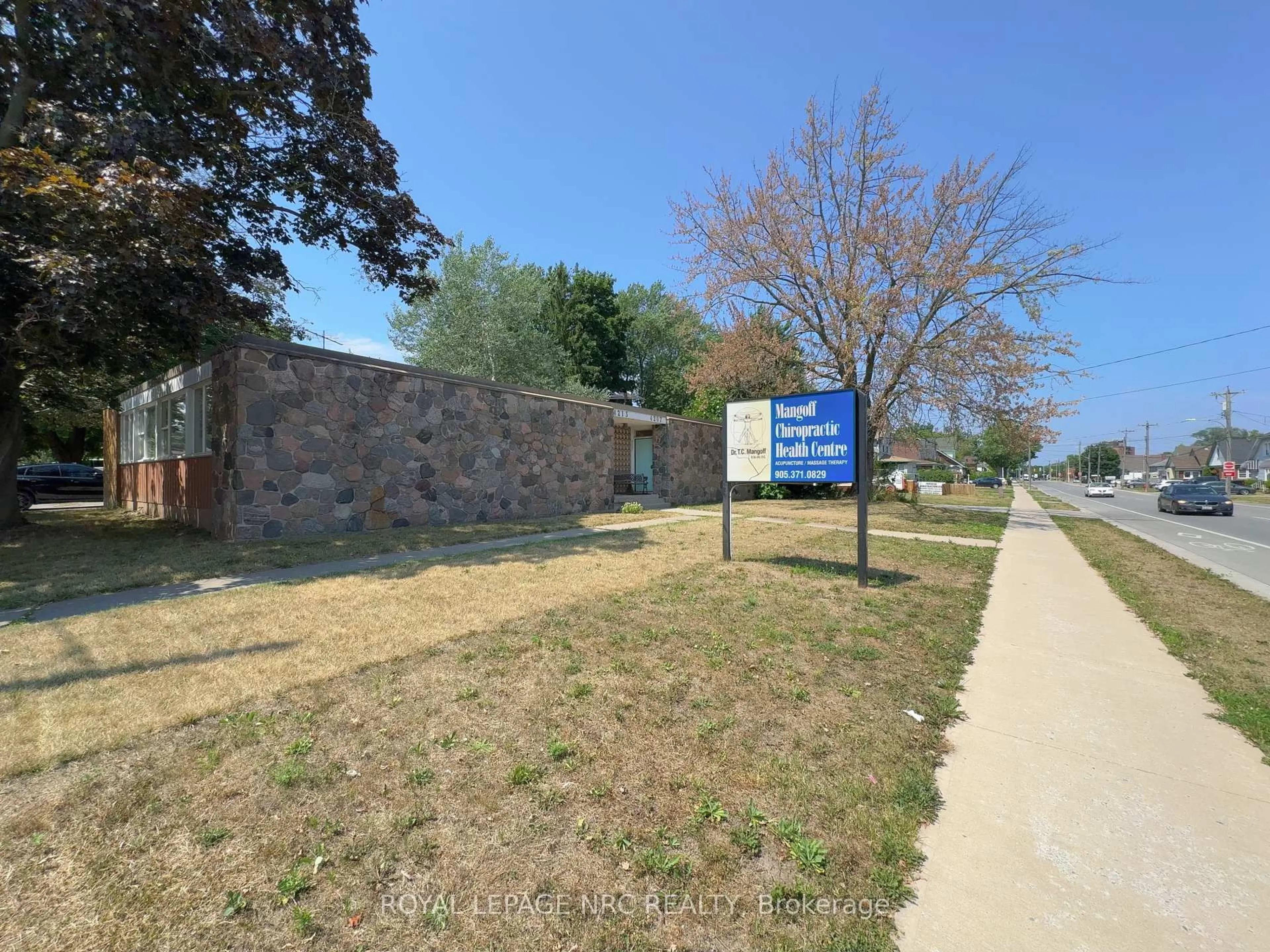 A pic from outside/outdoor area/front of a property/back of a property/a pic from drone, street for 4207/4213 Drummond Rd, Niagara Falls Ontario L2E 6C2