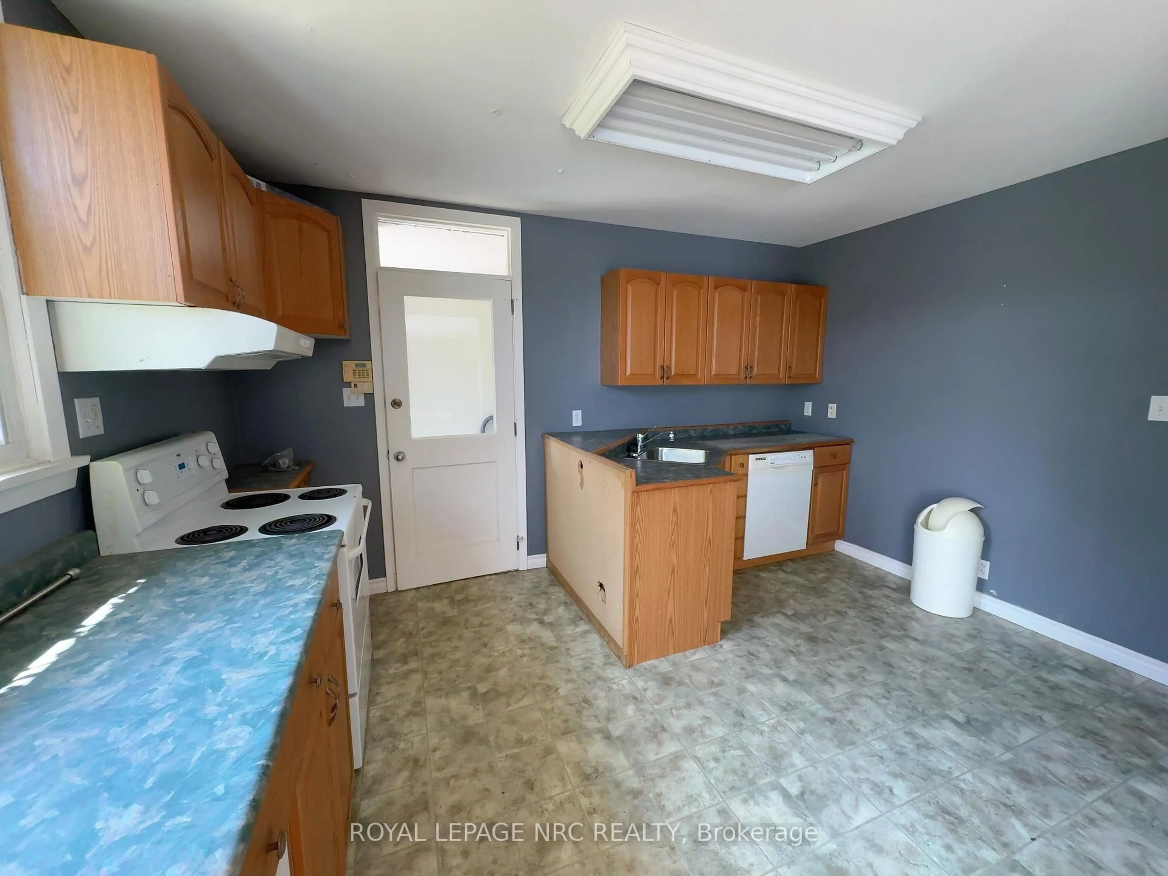 Standard kitchen, unknown for 4207/4213 Drummond Rd, Niagara Falls Ontario L2E 6C2