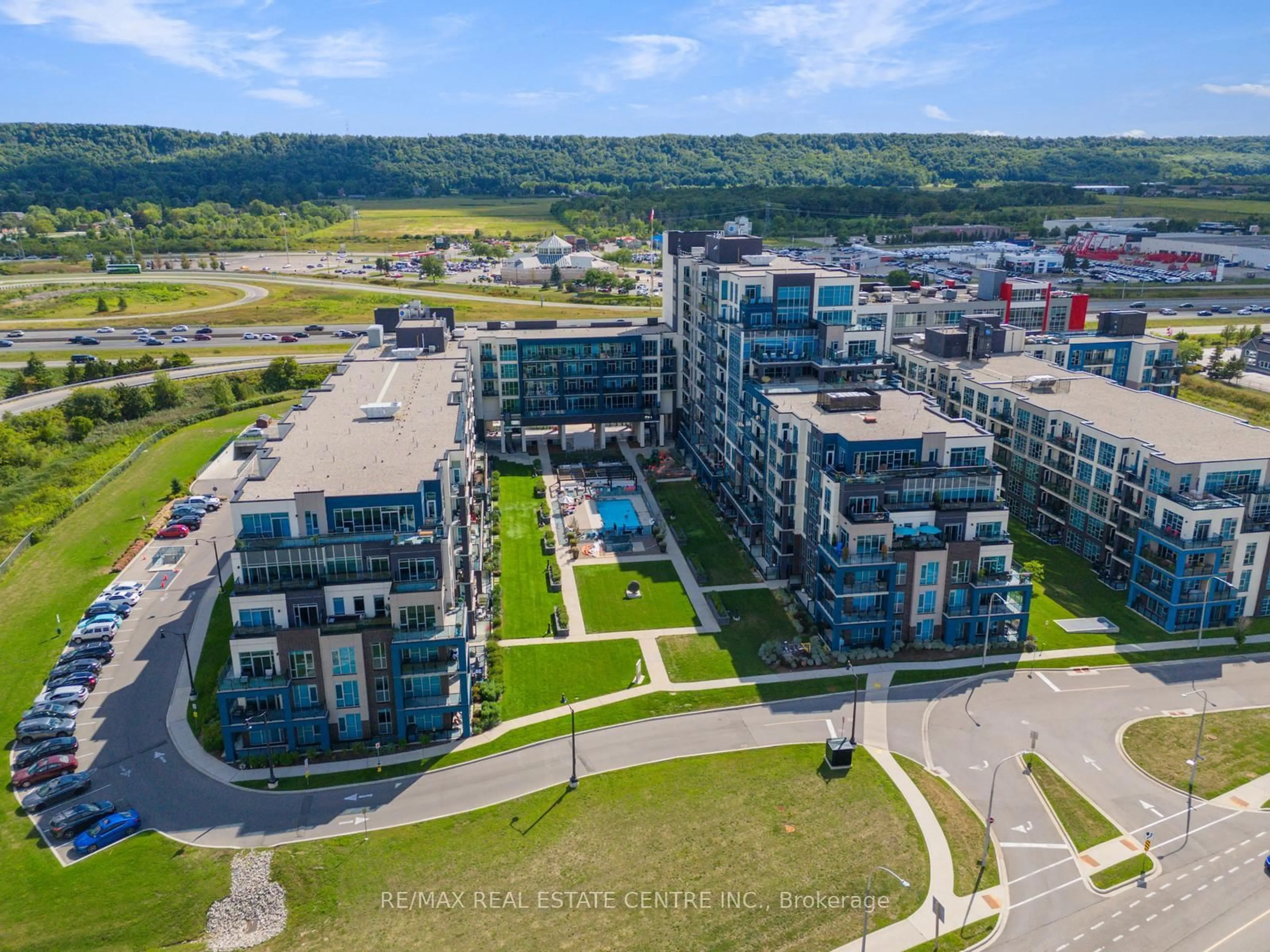 A pic from outside/outdoor area/front of a property/back of a property/a pic from drone, unknown for 16 Concord Pl #535, Grimsby Ontario L3M 0J1