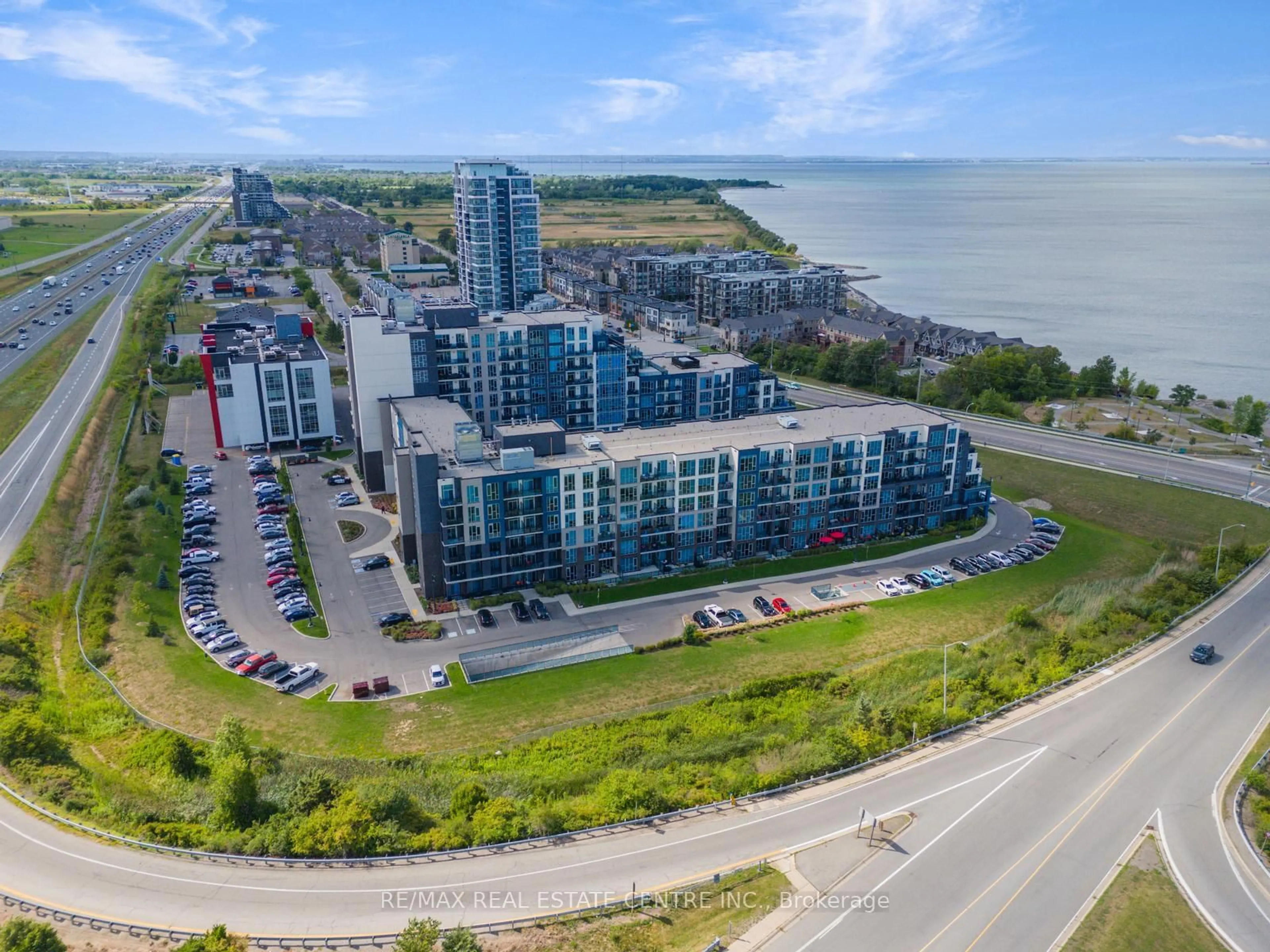 A pic from outside/outdoor area/front of a property/back of a property/a pic from drone, water/lake/river/ocean view for 16 Concord Pl #535, Grimsby Ontario L3M 0J1
