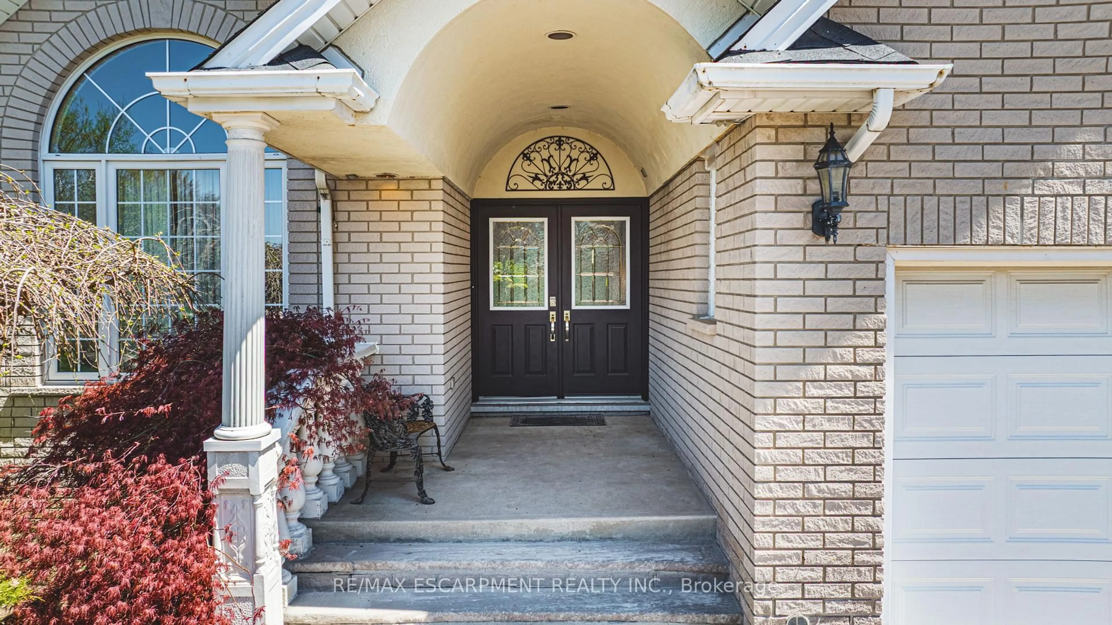 Indoor entryway for 65 Mount Pleasant Dr, Hamilton Ontario L8W 3H3