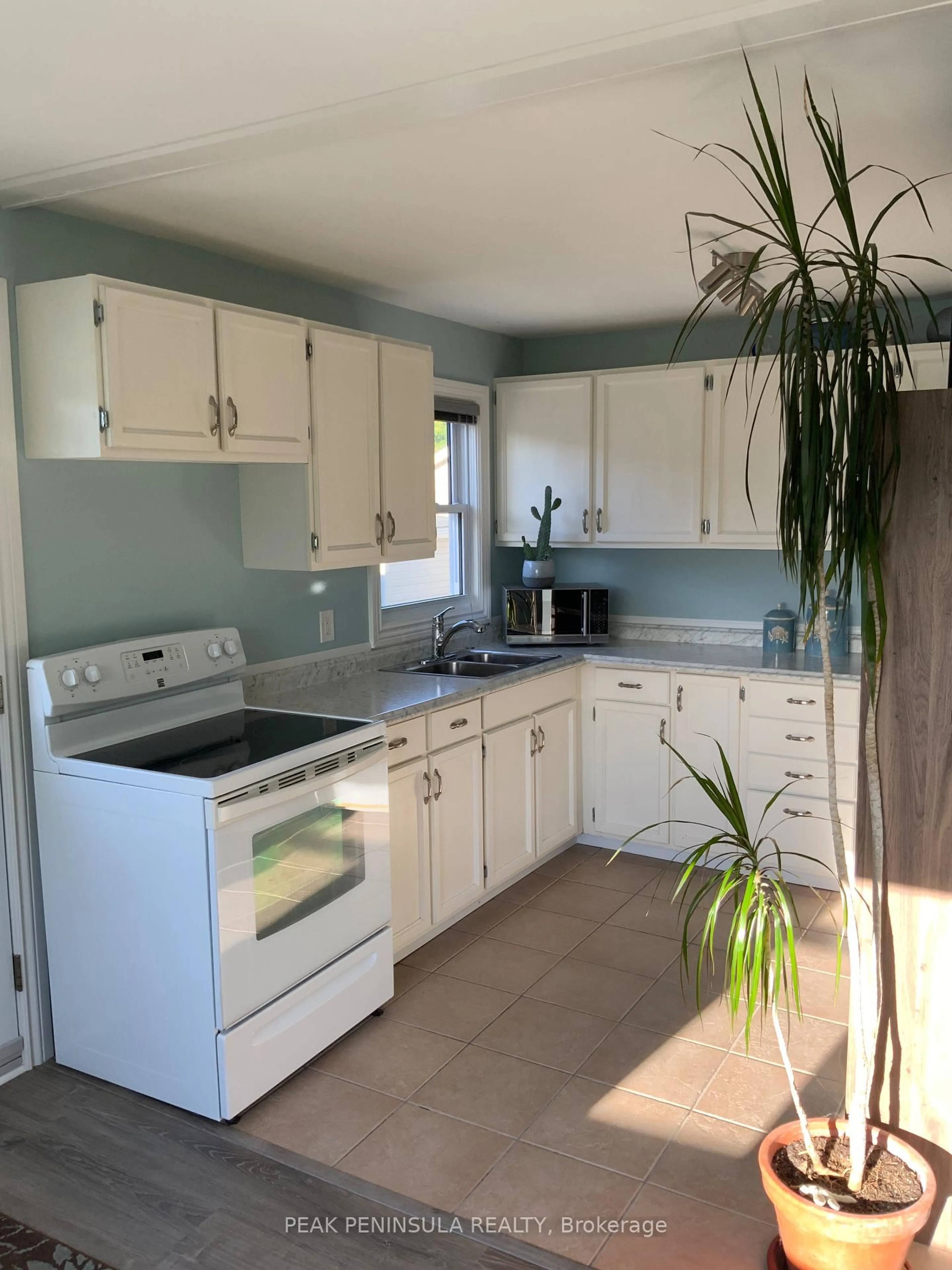 Standard kitchen, ceramic/tile floor for 25 First Ave, Norfolk Ontario N0E 1M0