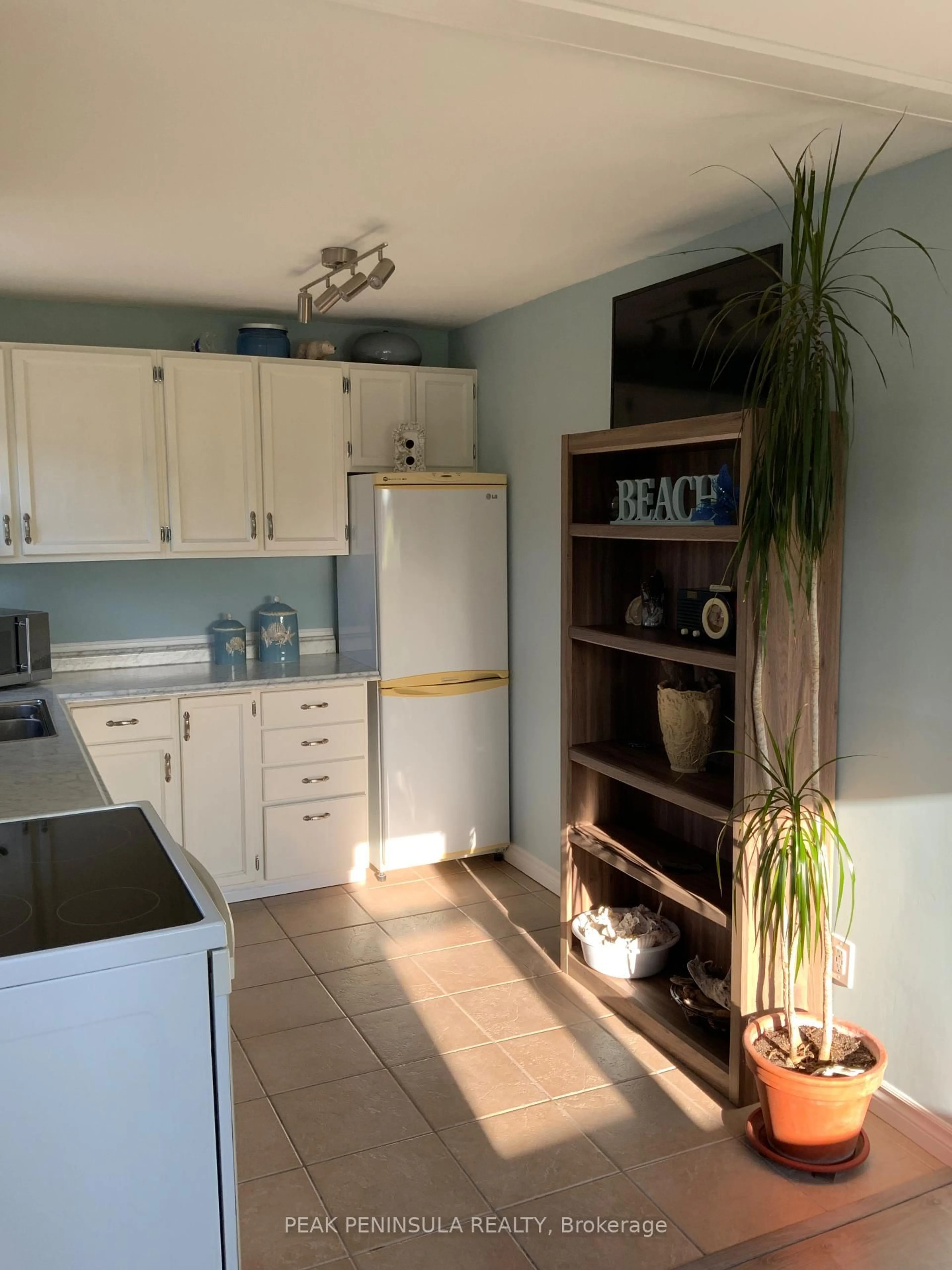 Standard kitchen, unknown for 25 First Ave, Norfolk Ontario N0E 1M0