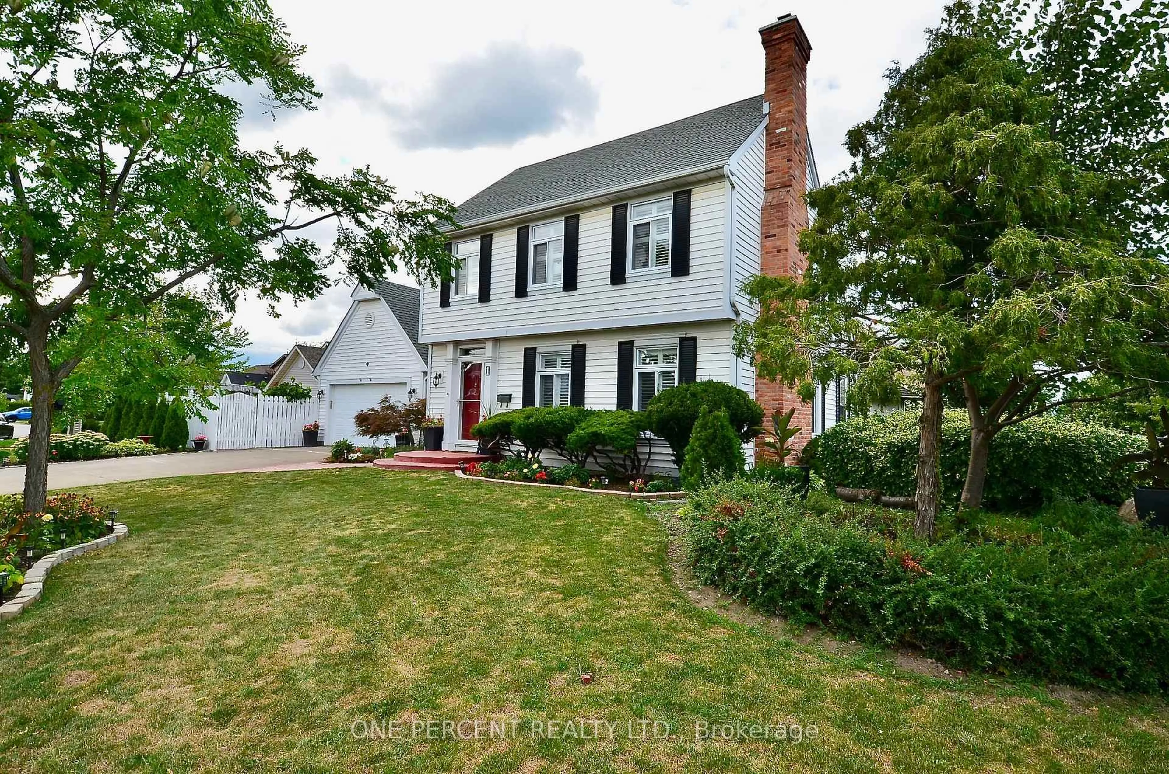 Home with vinyl exterior material, street for 1 Dunbar Cres, St. Catharines Ontario L2W 1A6