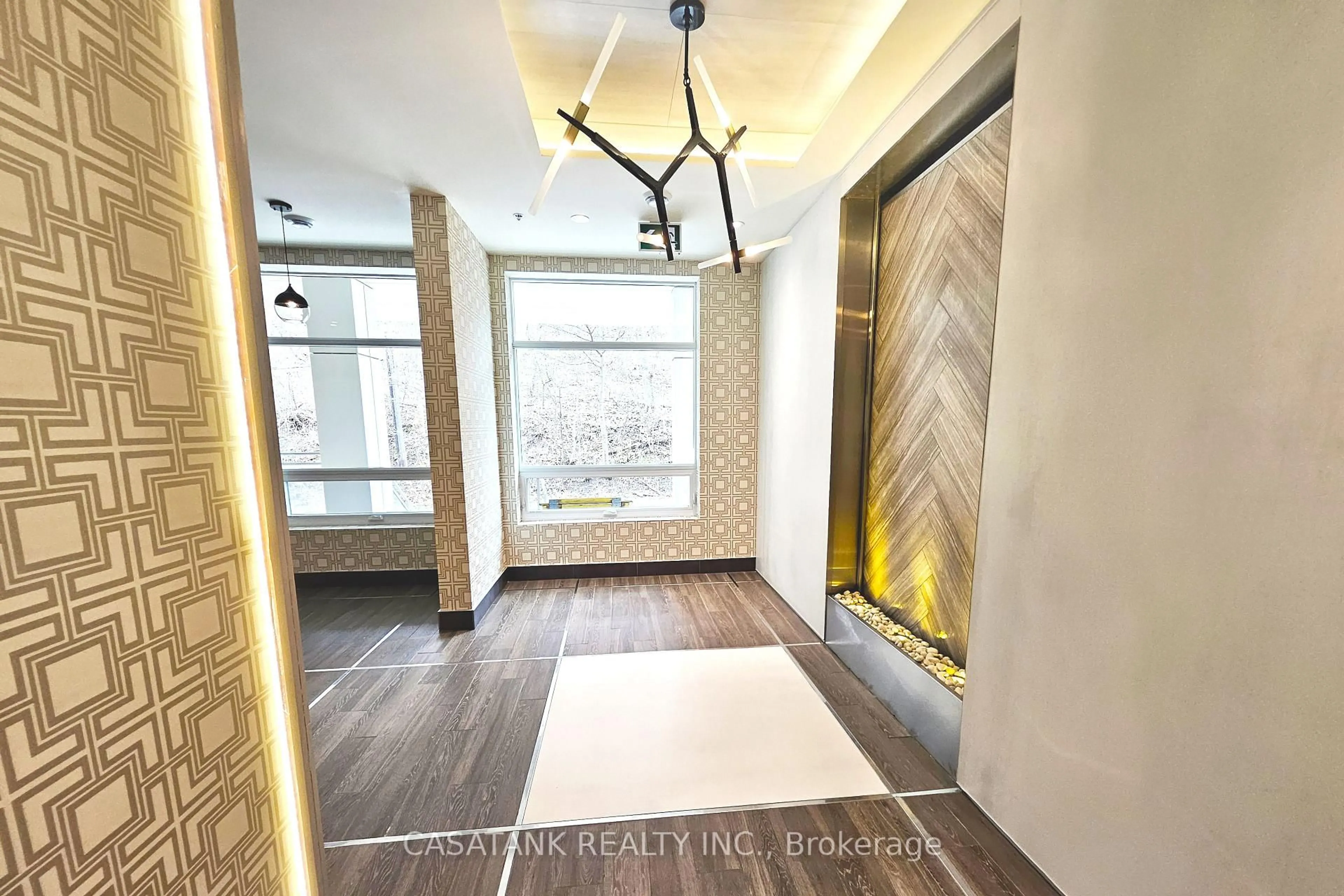 Indoor entryway for 479 Charlton Ave #408, Hamilton Ontario L8N 1Z4