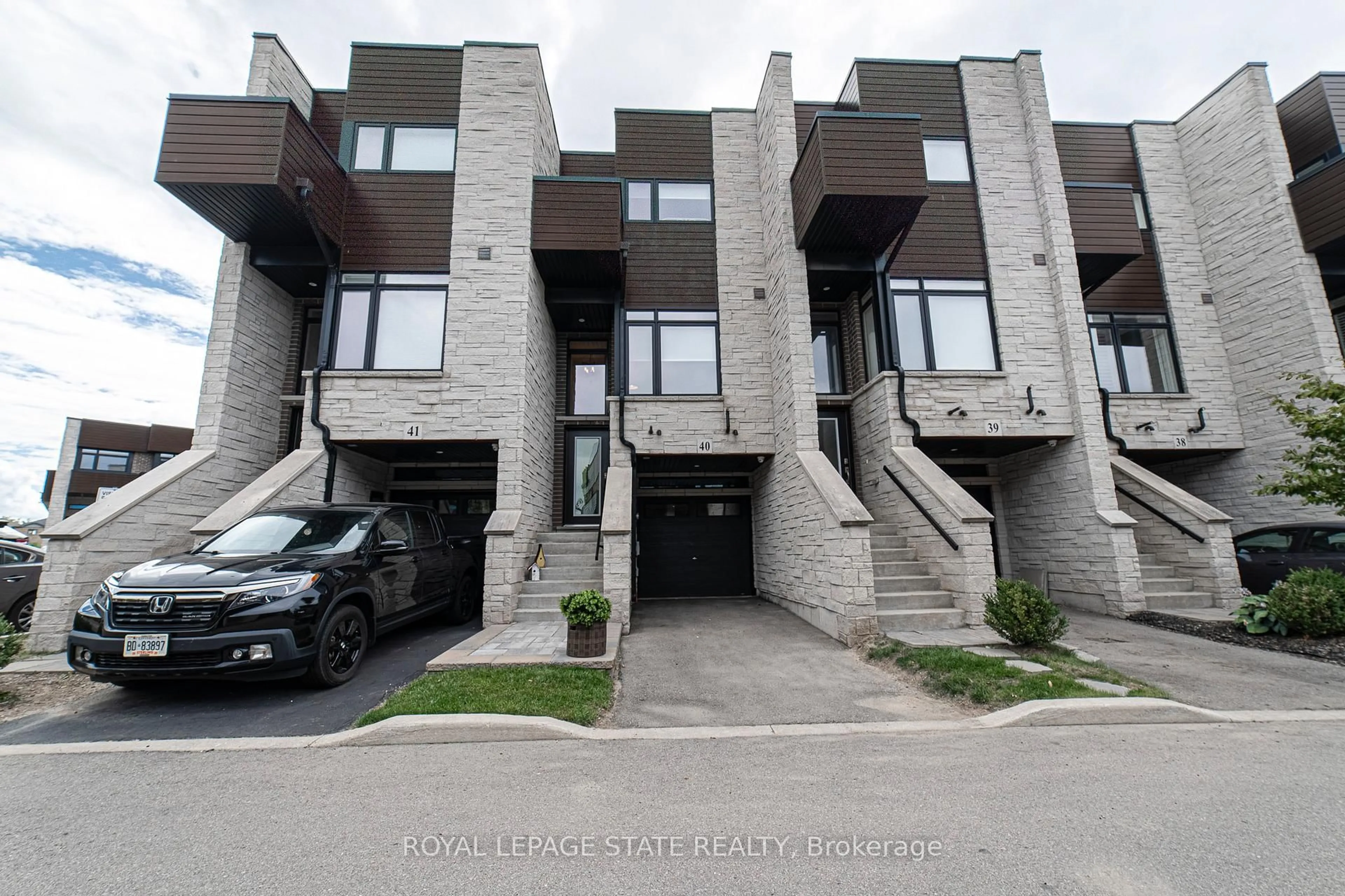 A pic from outside/outdoor area/front of a property/back of a property/a pic from drone, unknown for 35 Midhurst Hts #40, Hamilton Ontario L8J 0K9