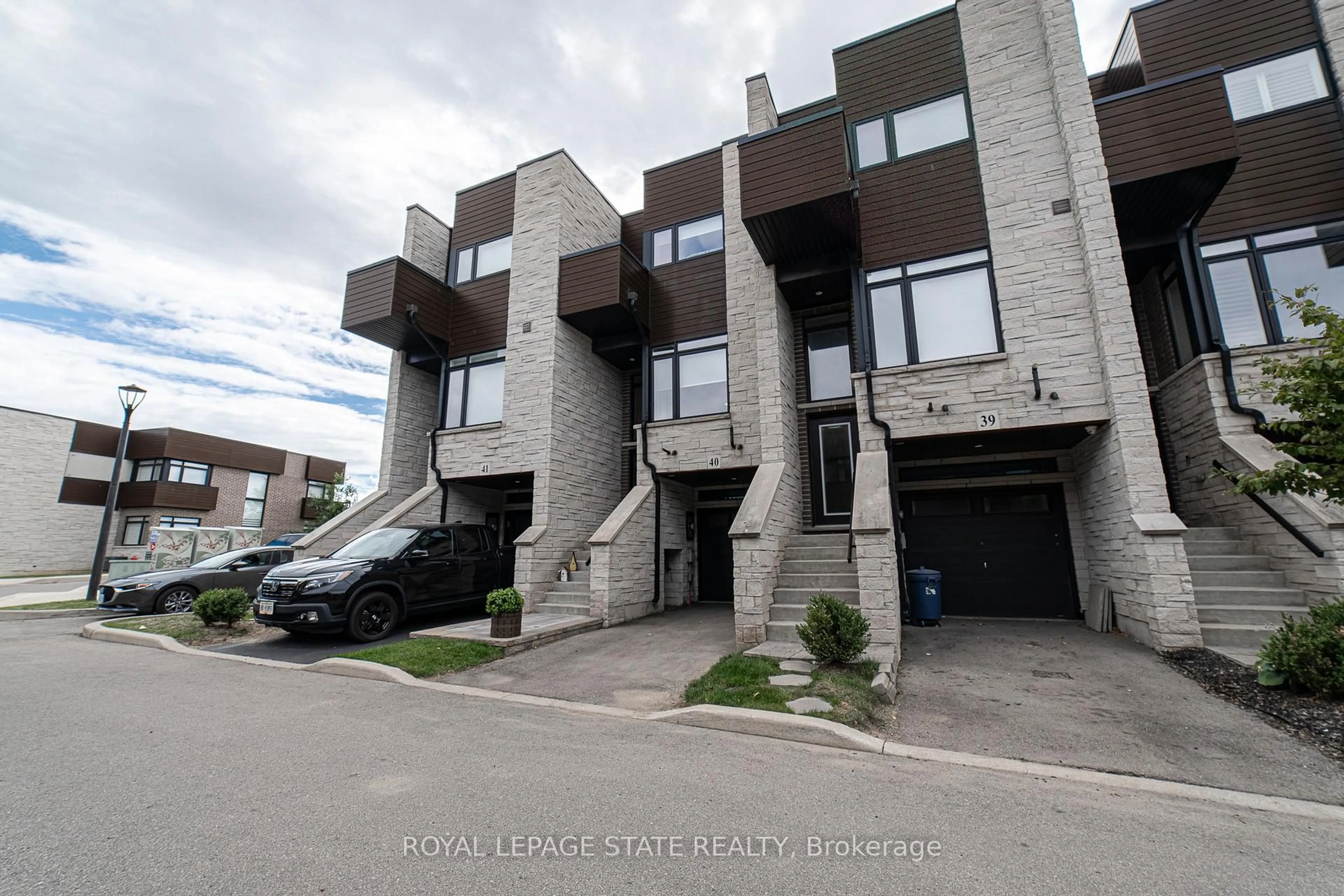 Home with brick exterior material, street for 35 Midhurst Hts #40, Hamilton Ontario L8J 0K9