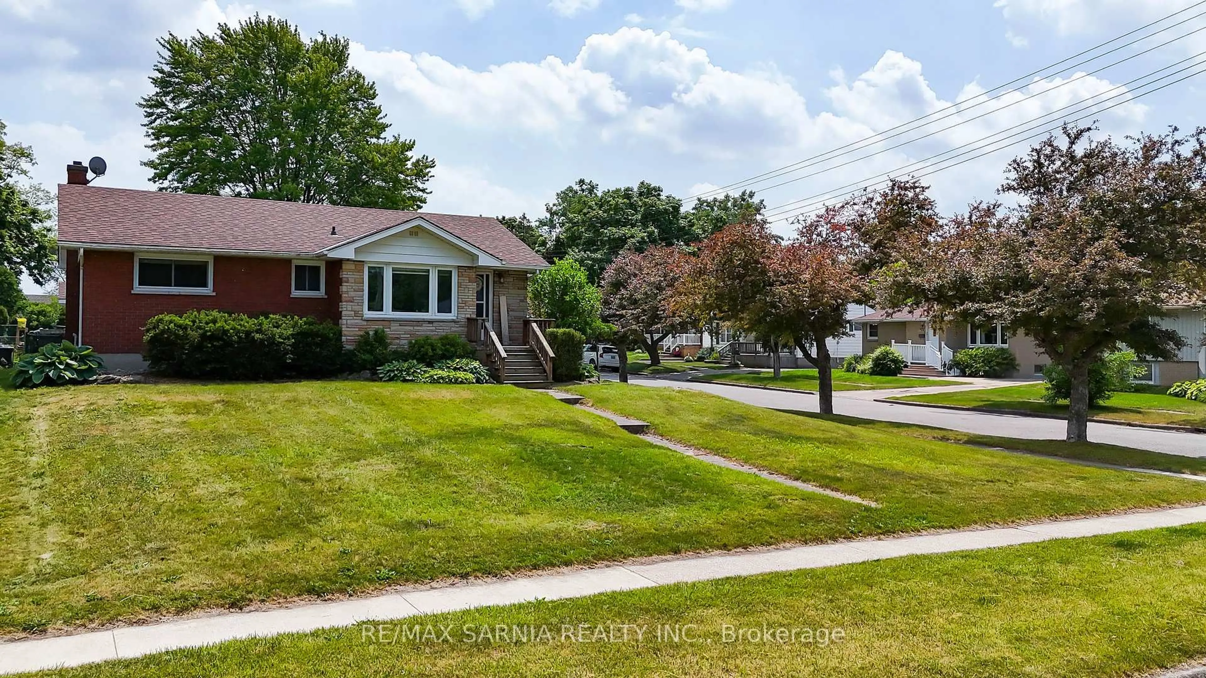 A pic from outside/outdoor area/front of a property/back of a property/a pic from drone, street for 701 Hall St, Sarnia Ontario N7V 2C4