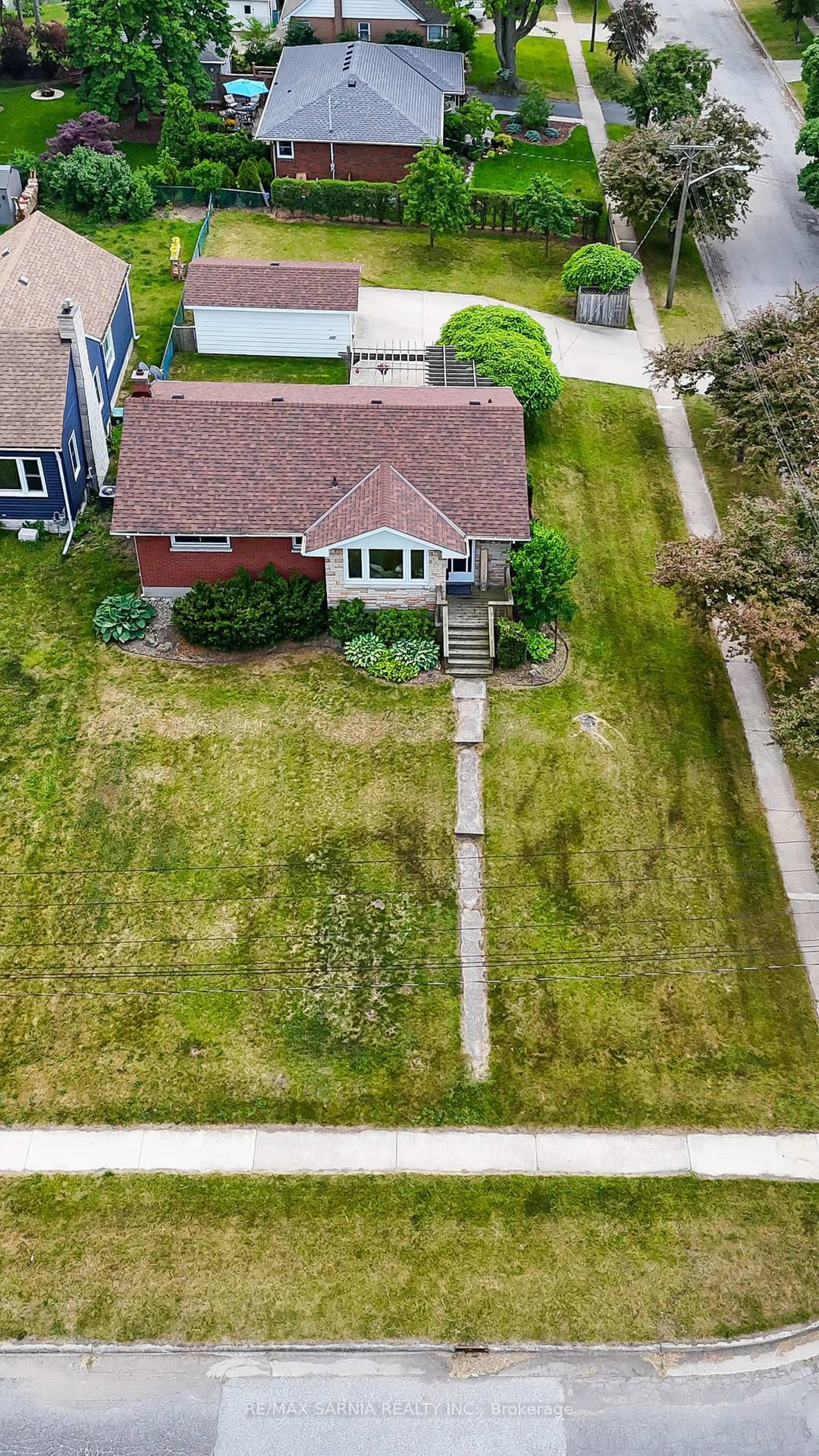 A pic from outside/outdoor area/front of a property/back of a property/a pic from drone, street for 701 Hall St, Sarnia Ontario N7V 2C4