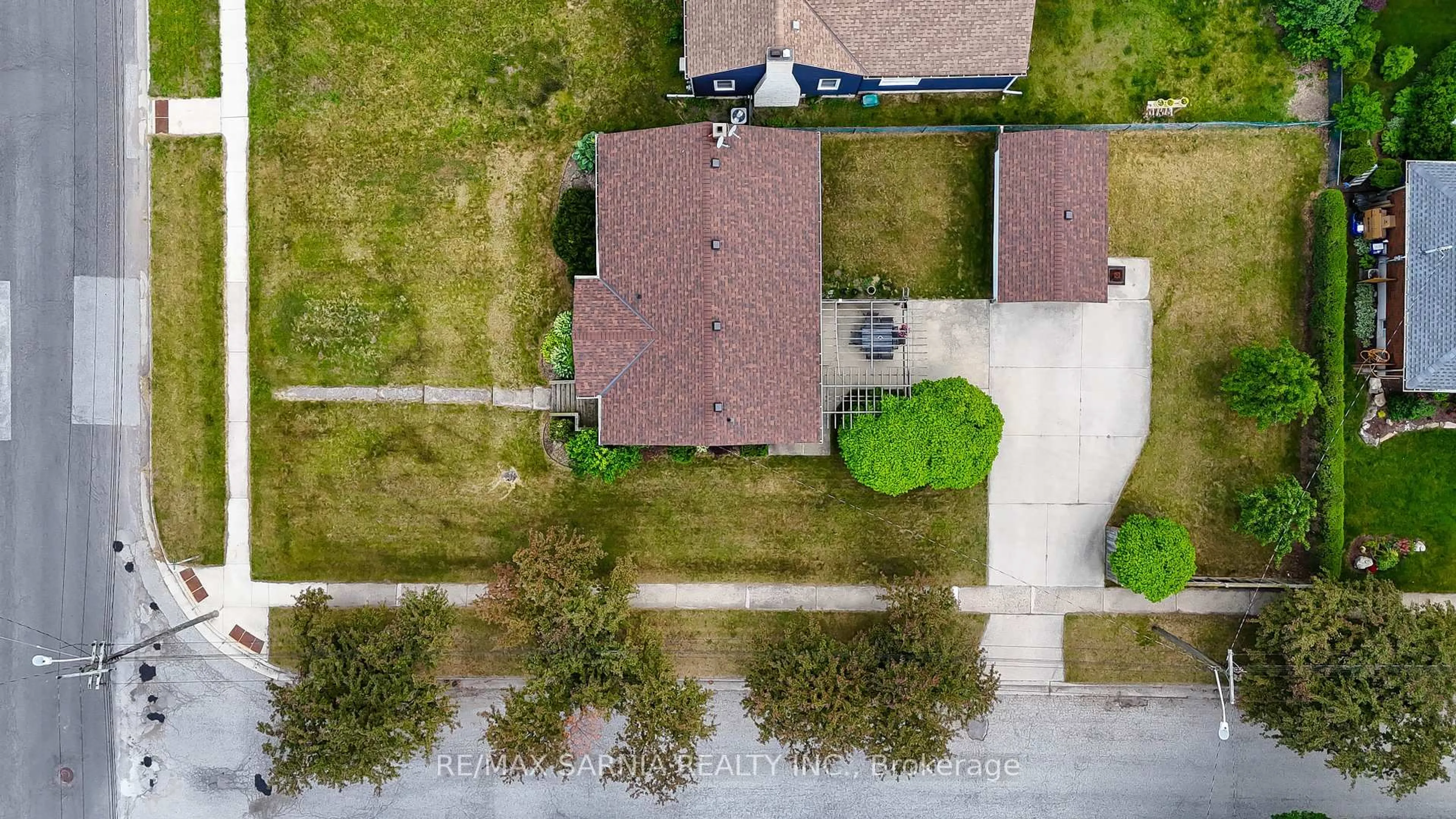 A pic from outside/outdoor area/front of a property/back of a property/a pic from drone, street for 701 Hall St, Sarnia Ontario N7V 2C4