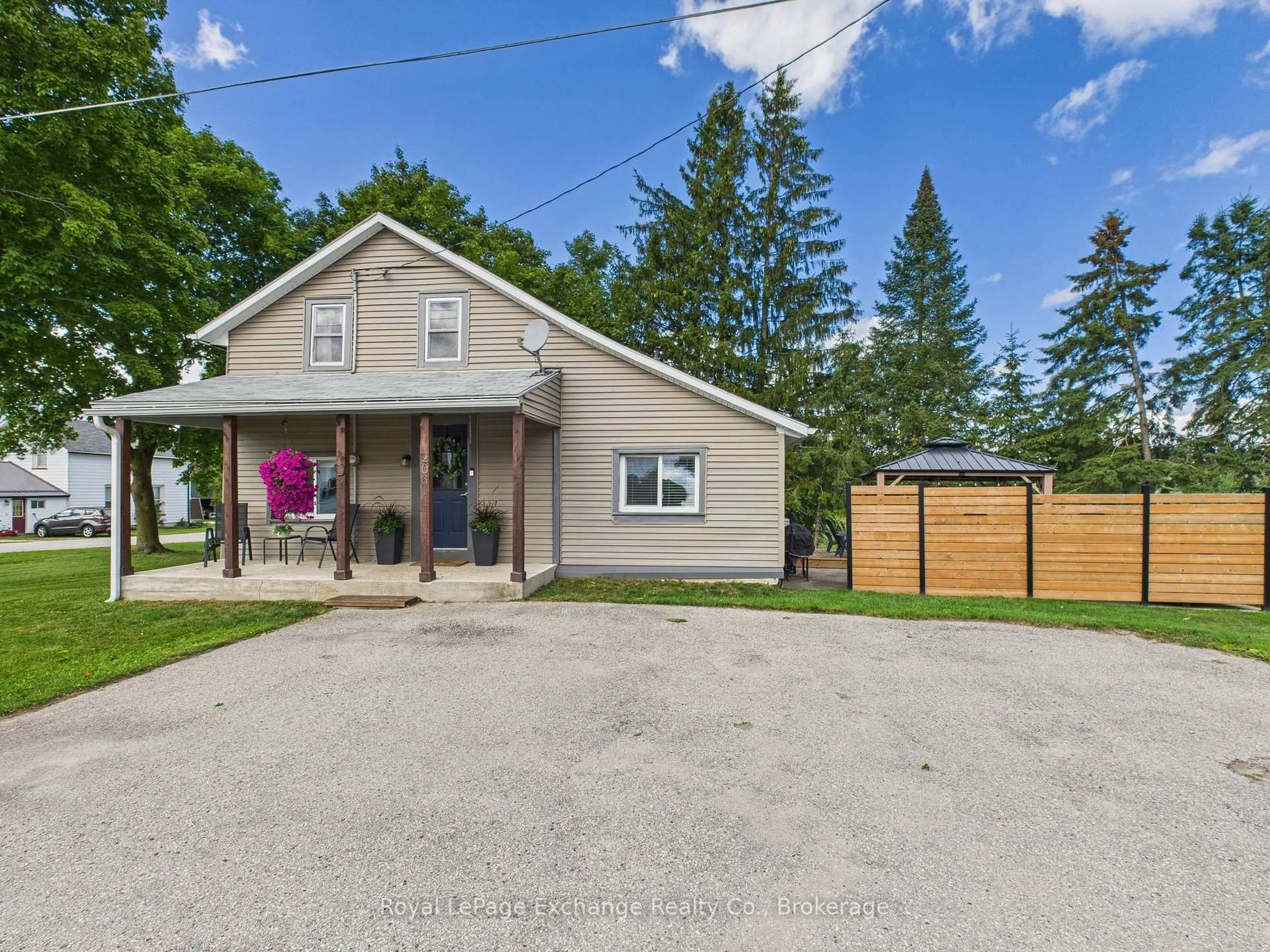 A pic from outside/outdoor area/front of a property/back of a property/a pic from drone, street for 2061 Edward St, Howick Ontario N0G 1X0